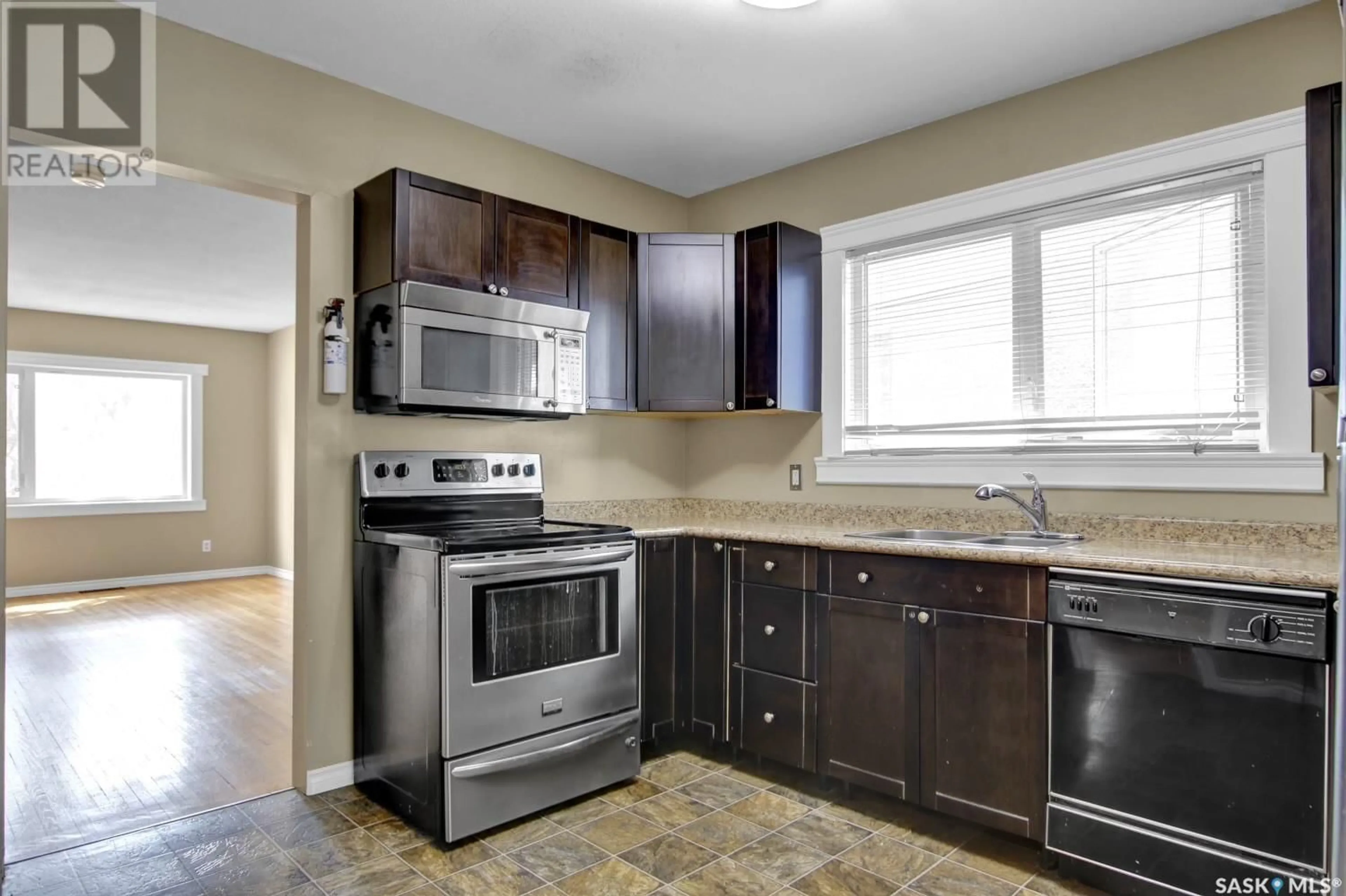 Standard kitchen for 2146 WALLACE STREET, Regina Saskatchewan S4N4A5