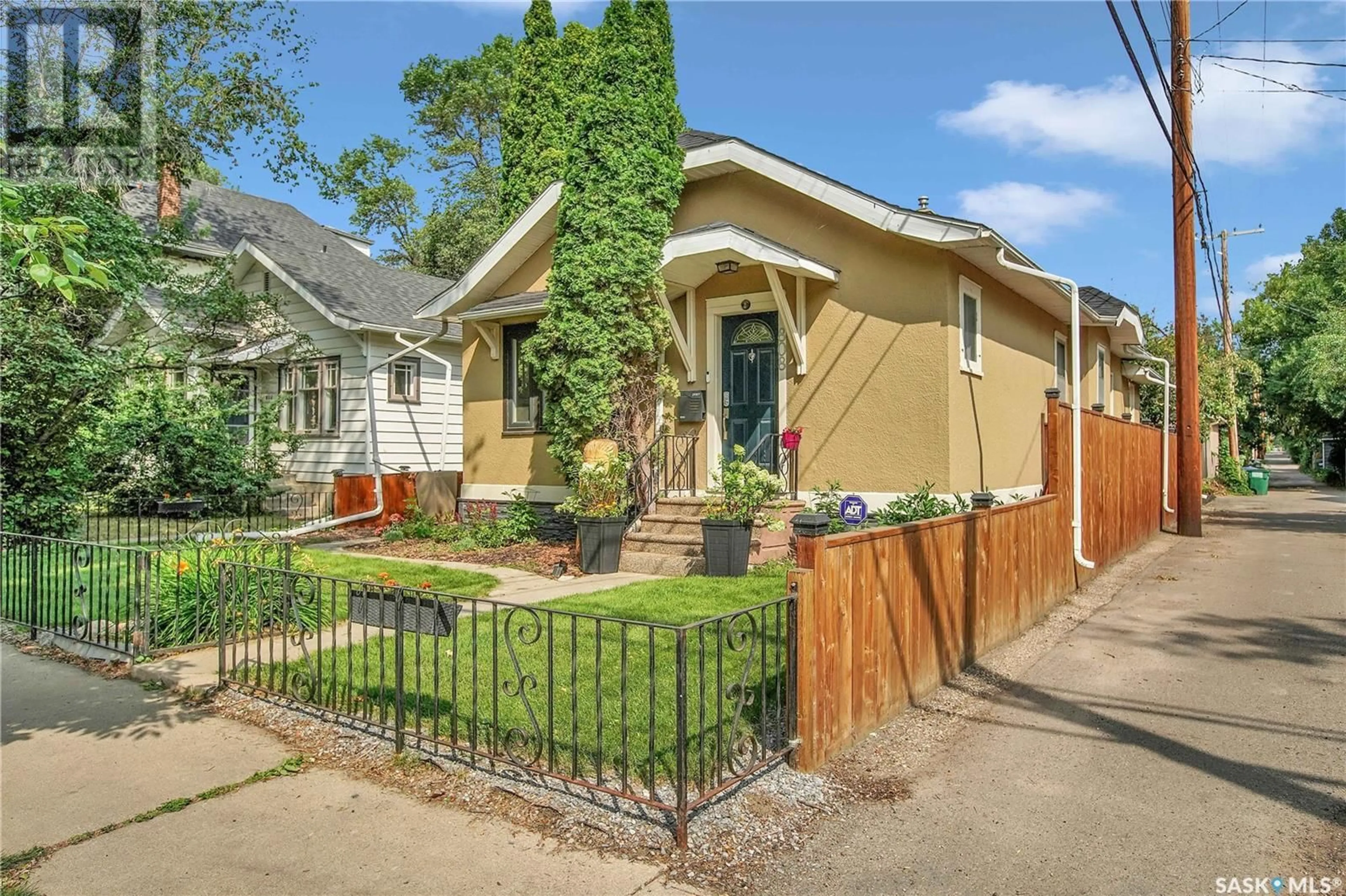 Frontside or backside of a home for 808 King STREET, Saskatoon Saskatchewan S7K0N7