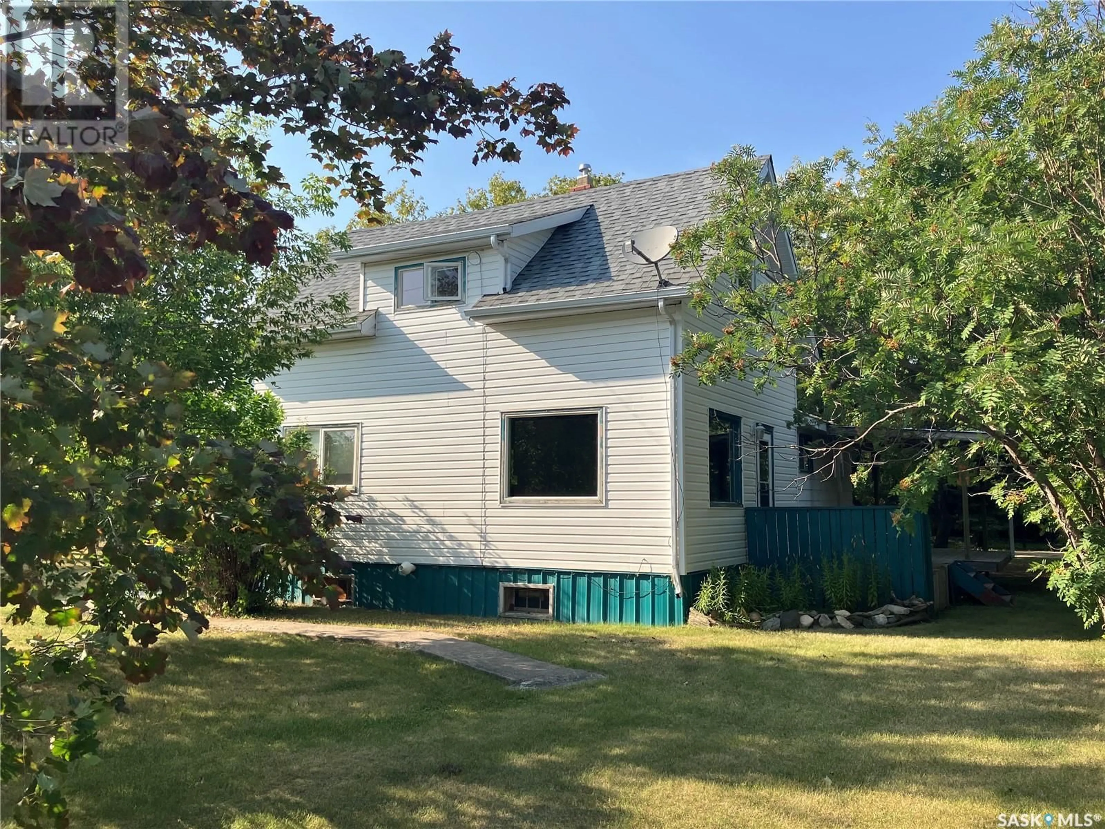 A pic from outside/outdoor area/front of a property/back of a property/a pic from drone, street for 300 5TH STREET, Nipawin Saskatchewan S0E1E0