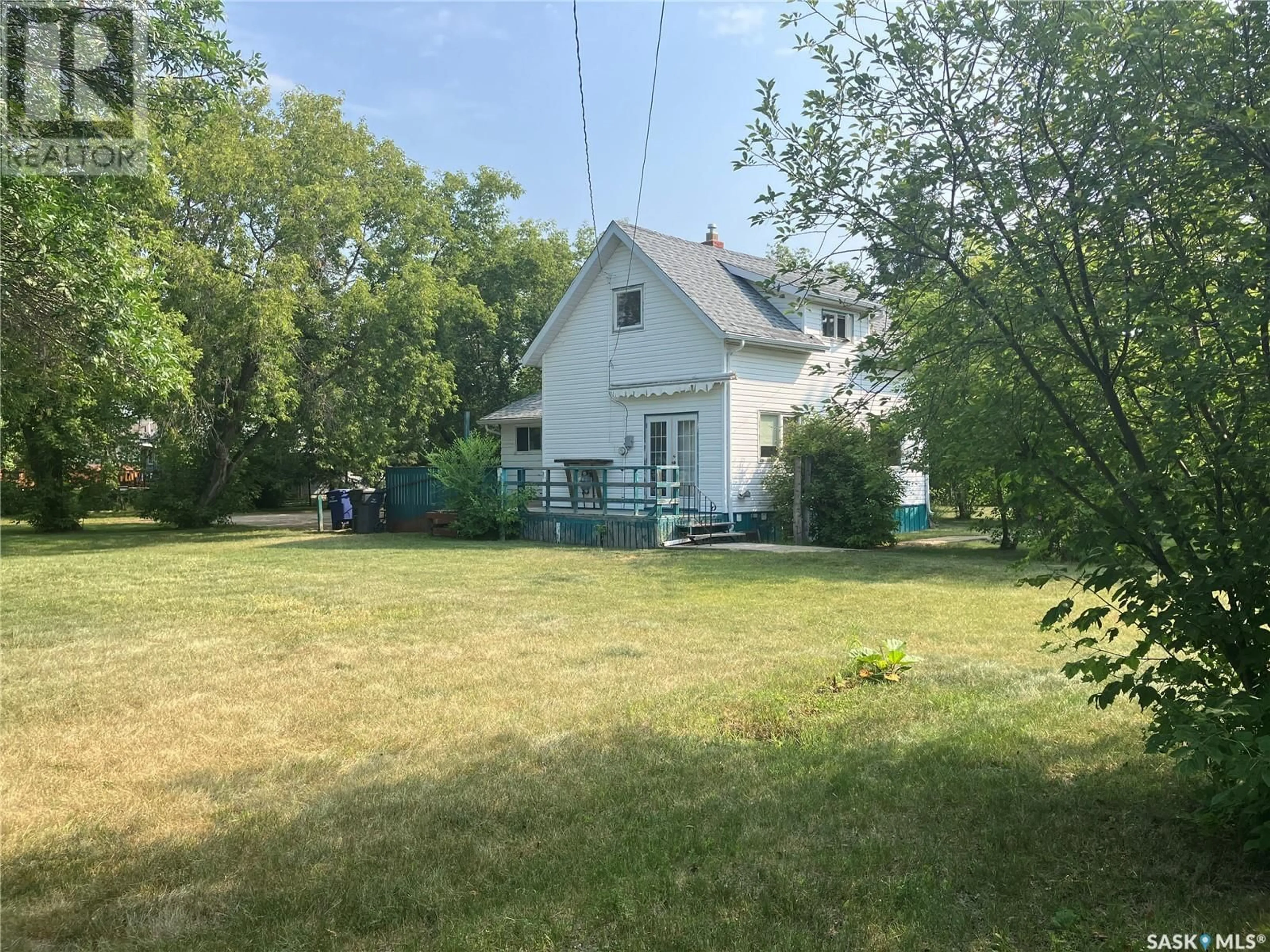 Frontside or backside of a home for 300 5th STREET N, Nipawin Saskatchewan S0E1E0