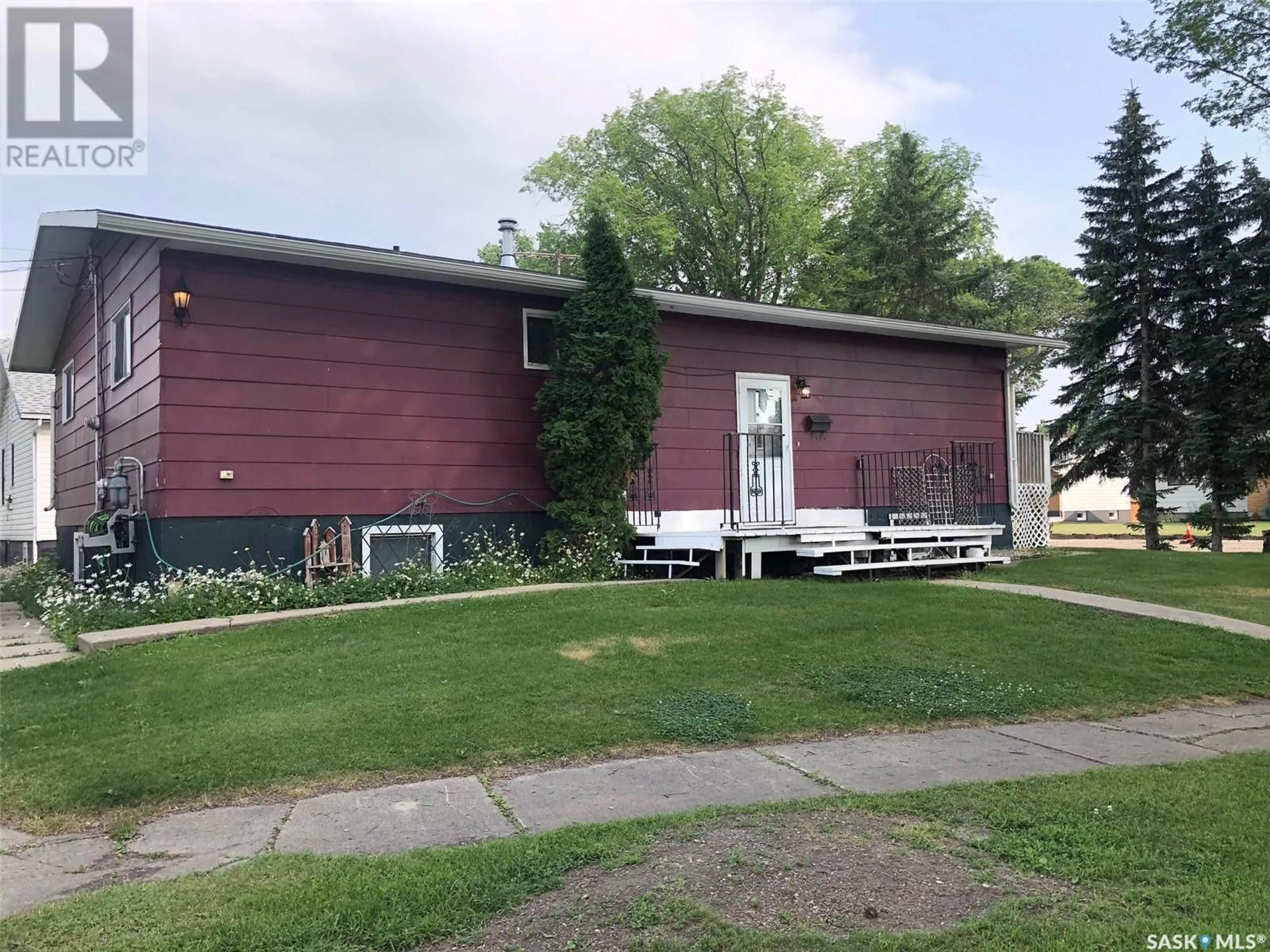 Frontside or backside of a home for 137 8th AVENUE W, Canora Saskatchewan S0A0L0