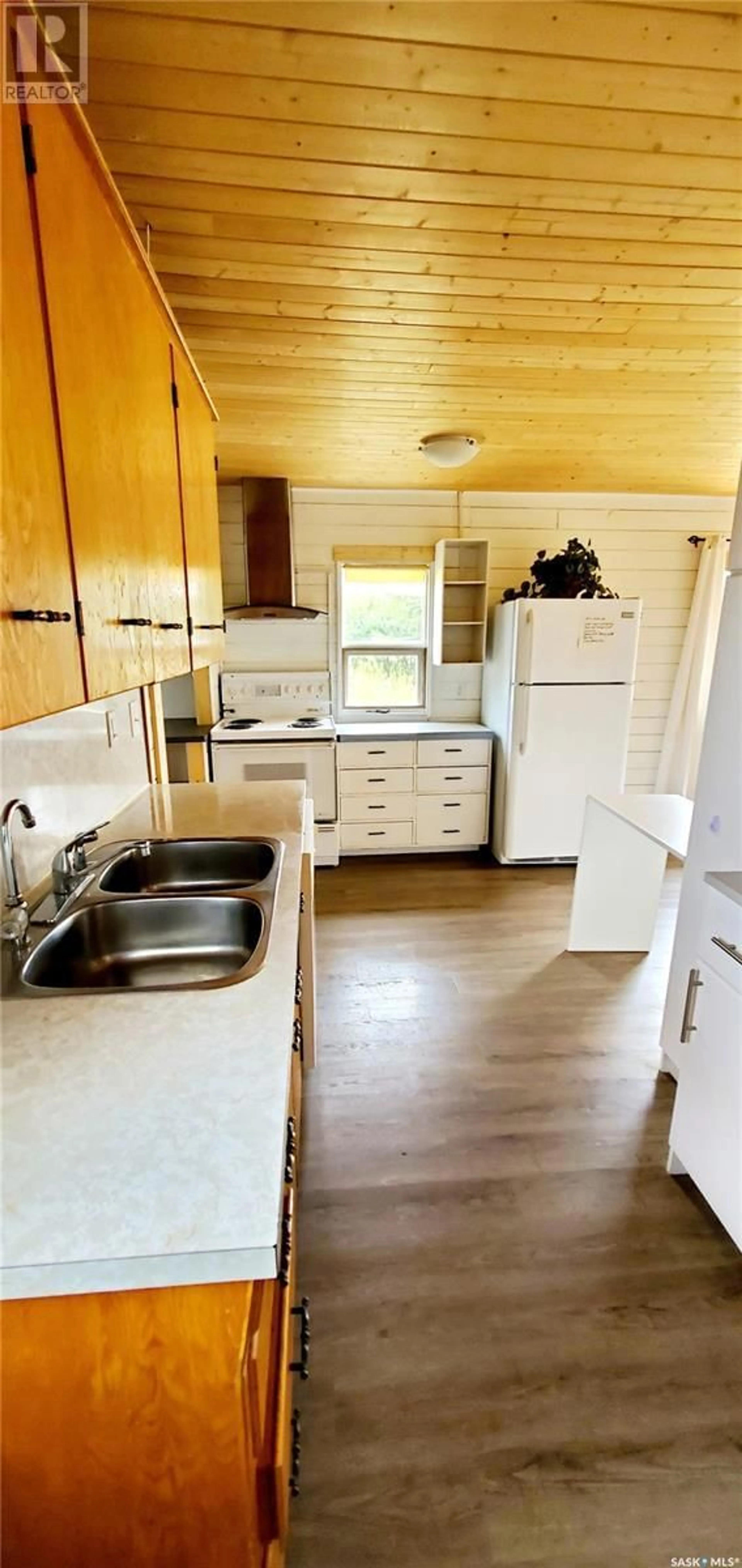 Standard kitchen, wood floors, cottage for 201 2nd A STREET W, Chamberlain Saskatchewan S0G0R0