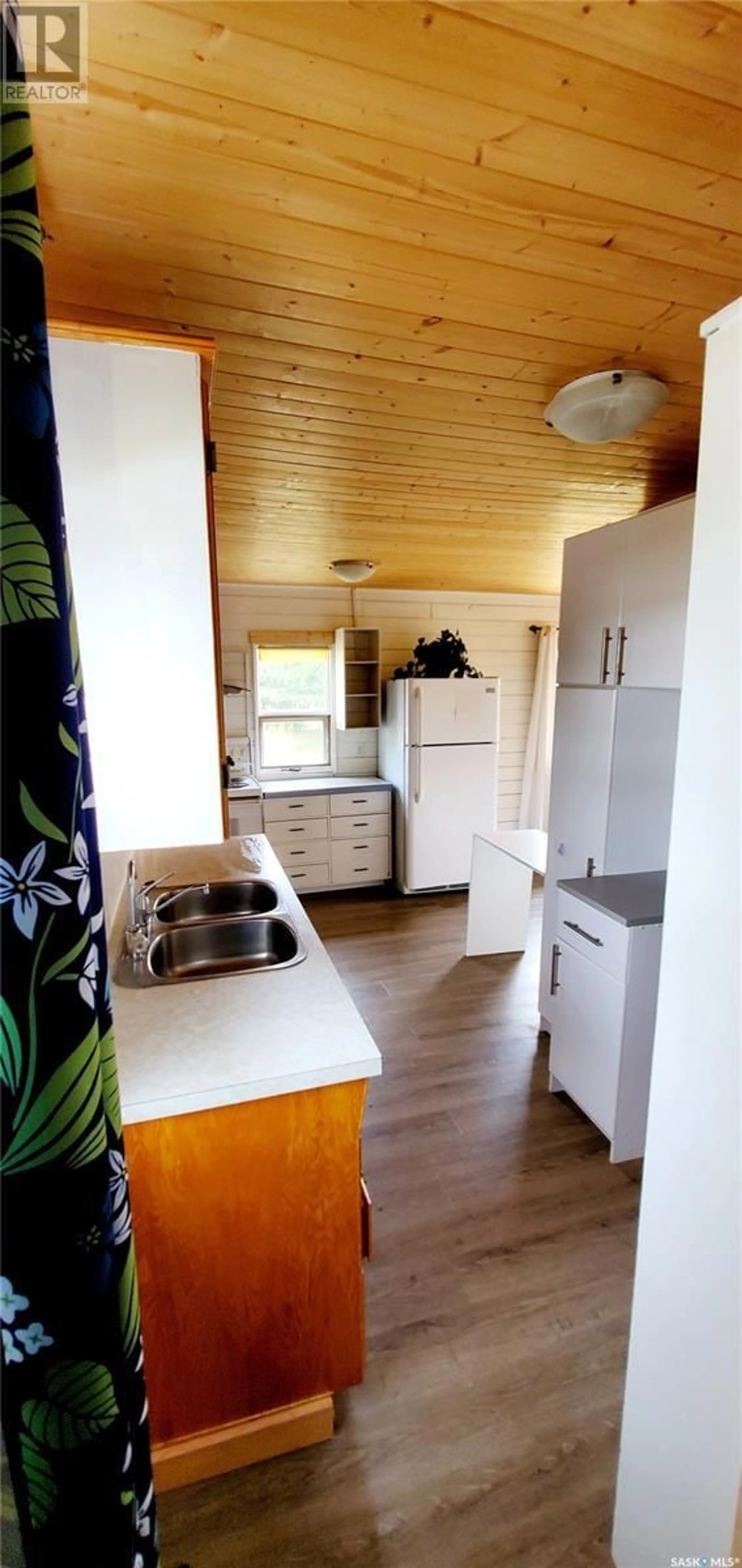 Standard kitchen, wood floors, cottage for 201 2nd A STREET W, Chamberlain Saskatchewan S0G0R0