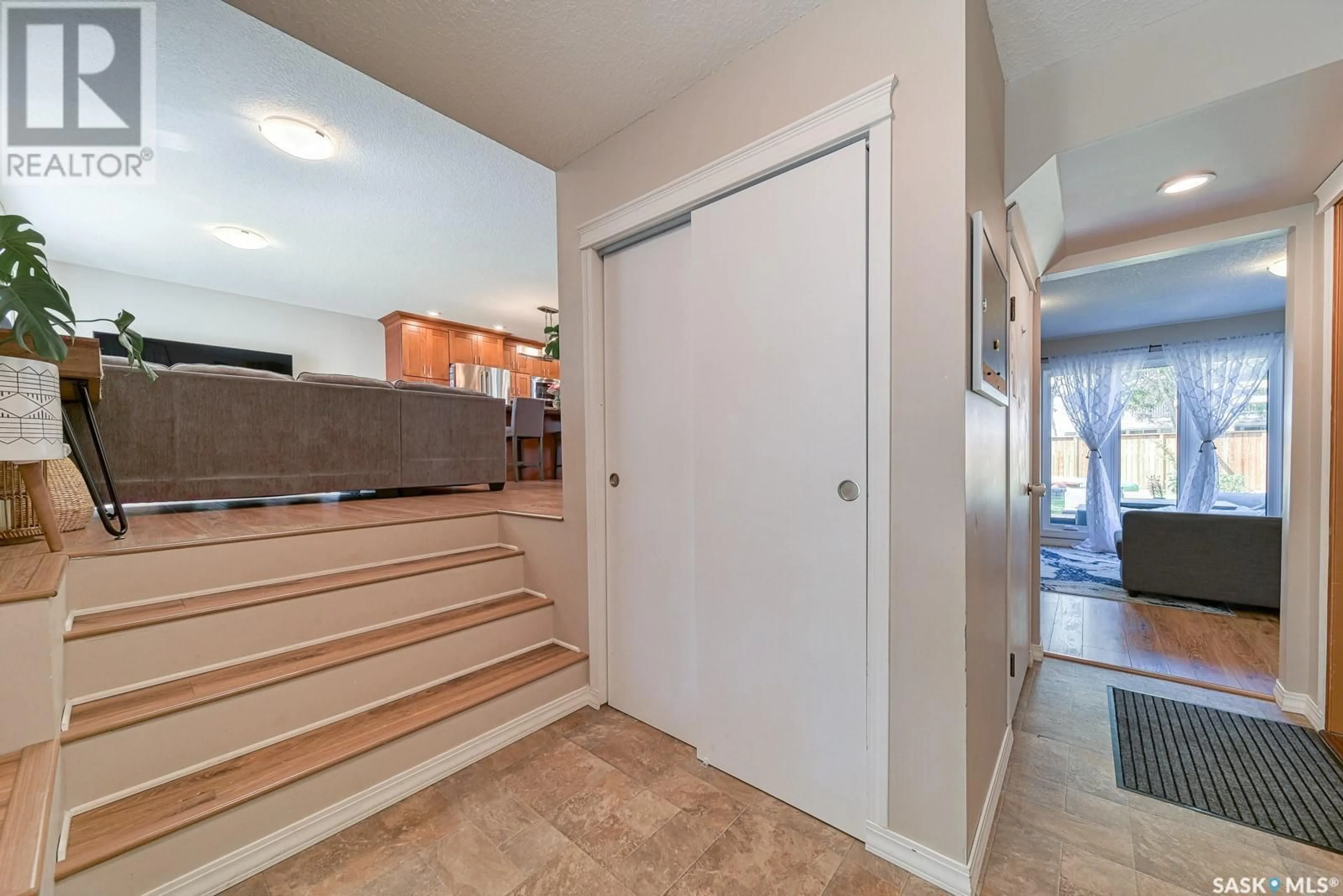 Indoor entryway for 10 Windfield ROAD, Regina Saskatchewan S4V0E7