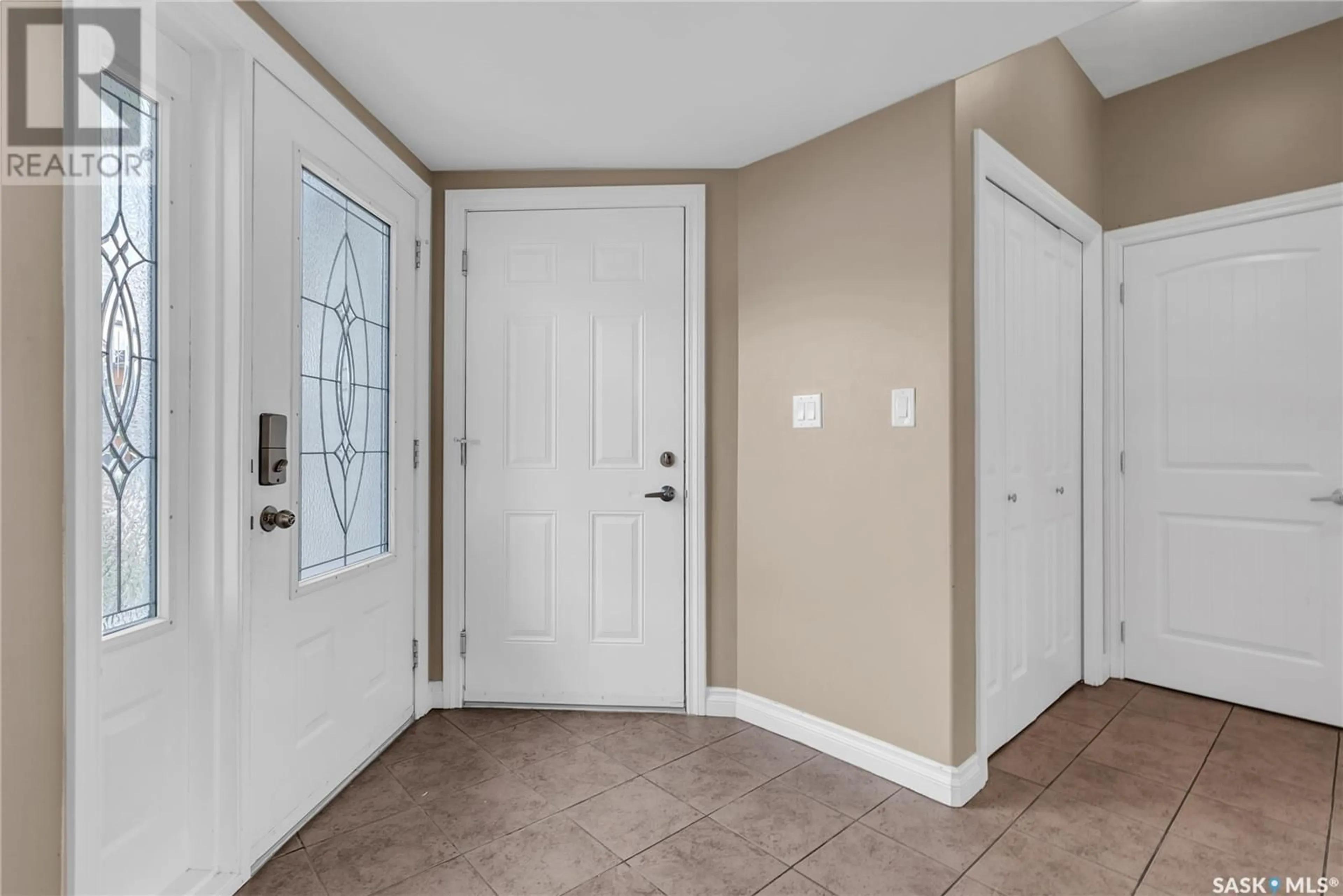 Indoor entryway for 105 119 Hampton CIRCLE, Saskatoon Saskatchewan S7R0C8