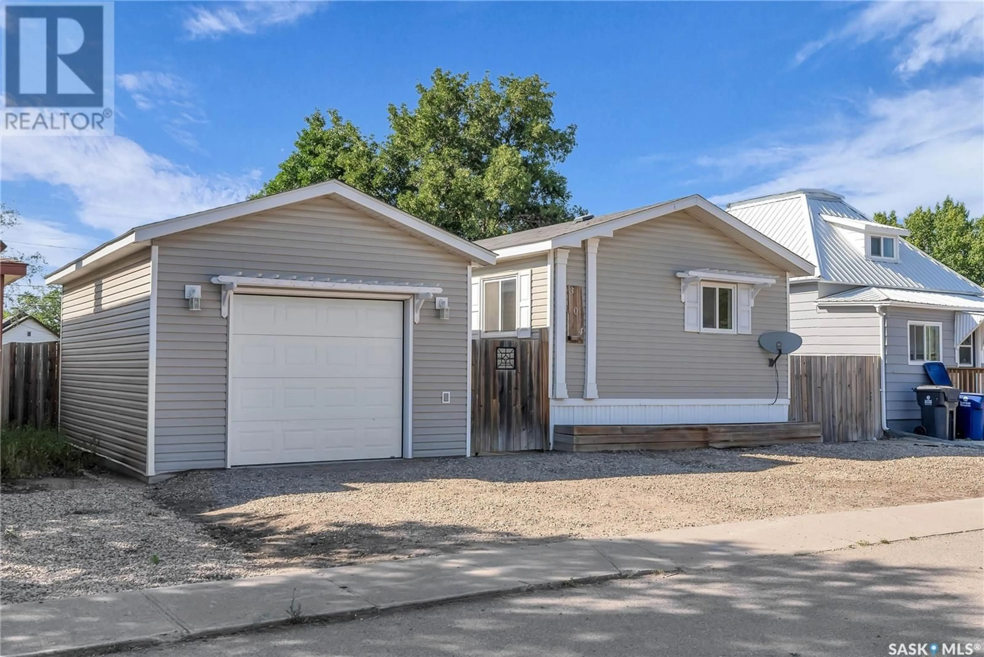 Frontside or backside of a home for 304 Lincoln AVENUE, Hanley Saskatchewan S0E2G0