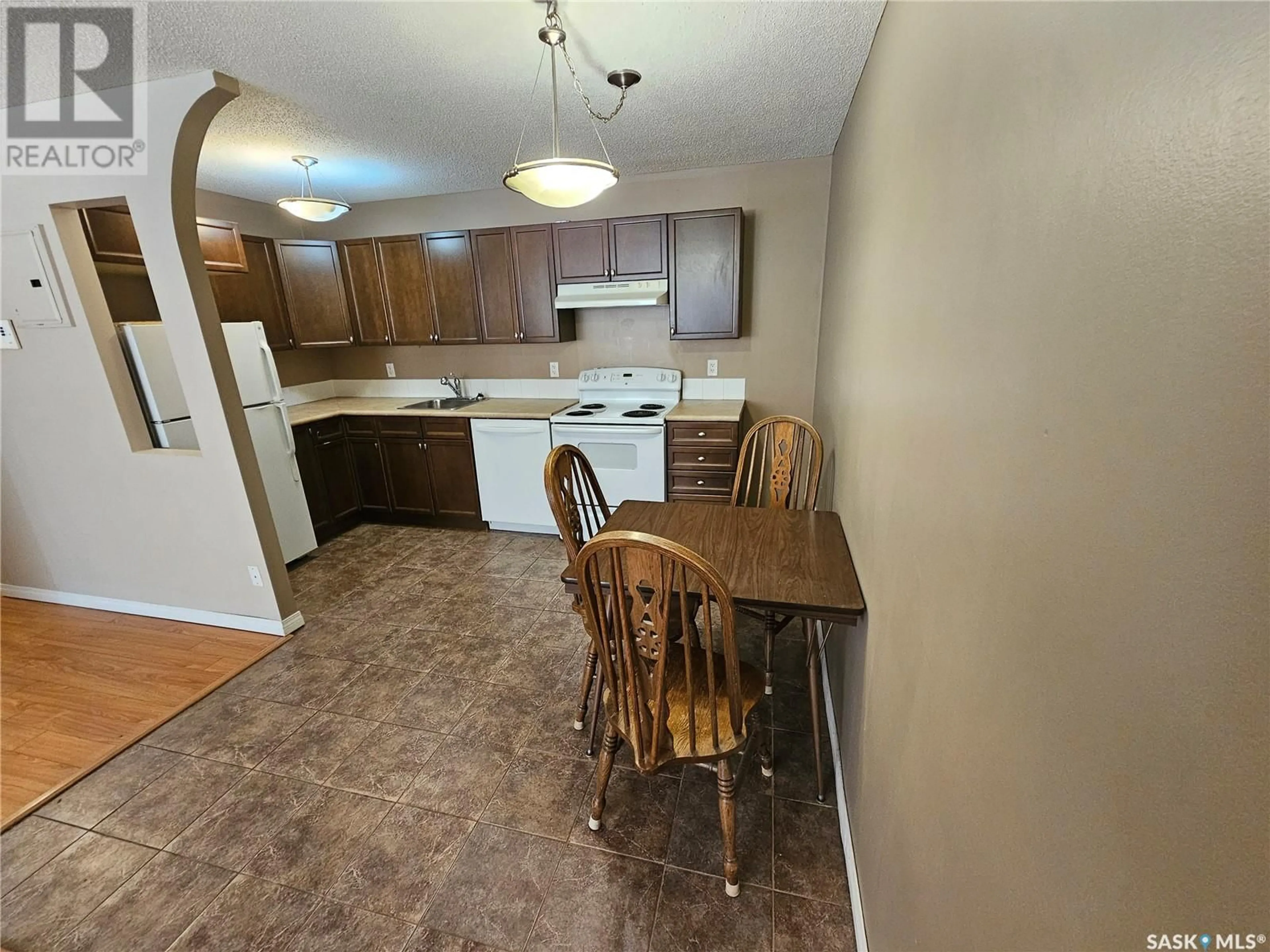 Standard kitchen for 102 1223 7th AVENUE N, Saskatoon Saskatchewan S7K2W1