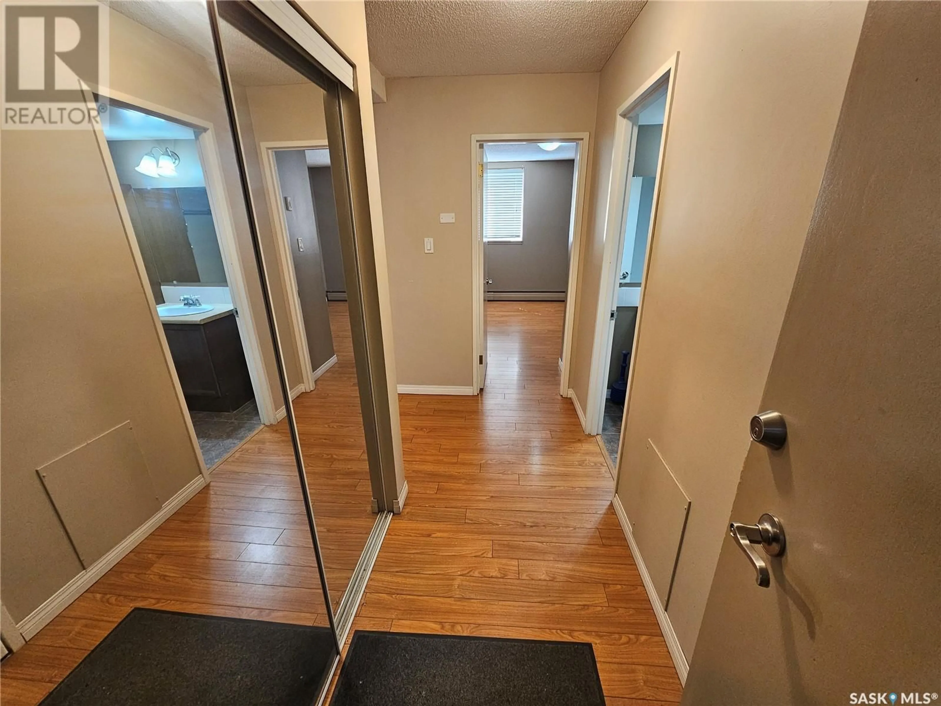 Indoor entryway for 102 1223 7th AVENUE N, Saskatoon Saskatchewan S7K2W1