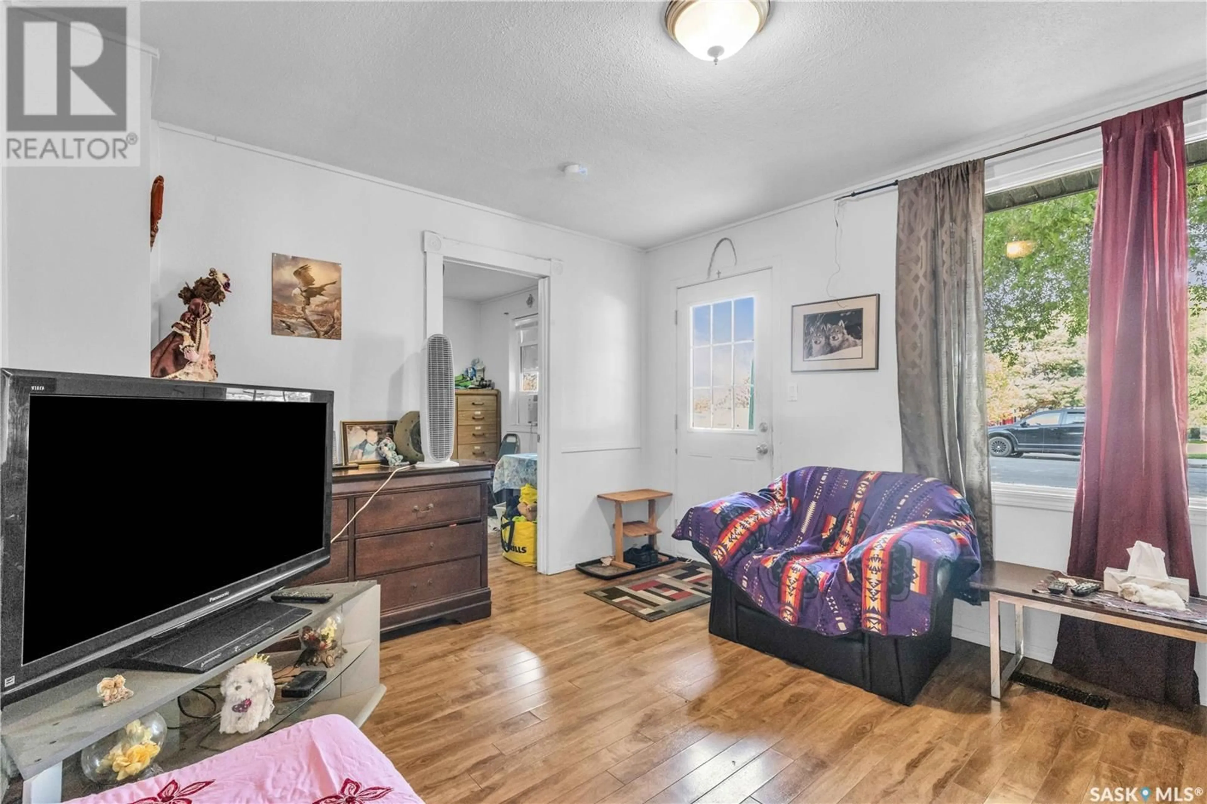 Living room with furniture, unknown for 219 Y AVENUE, Saskatoon Saskatchewan S7M3J4