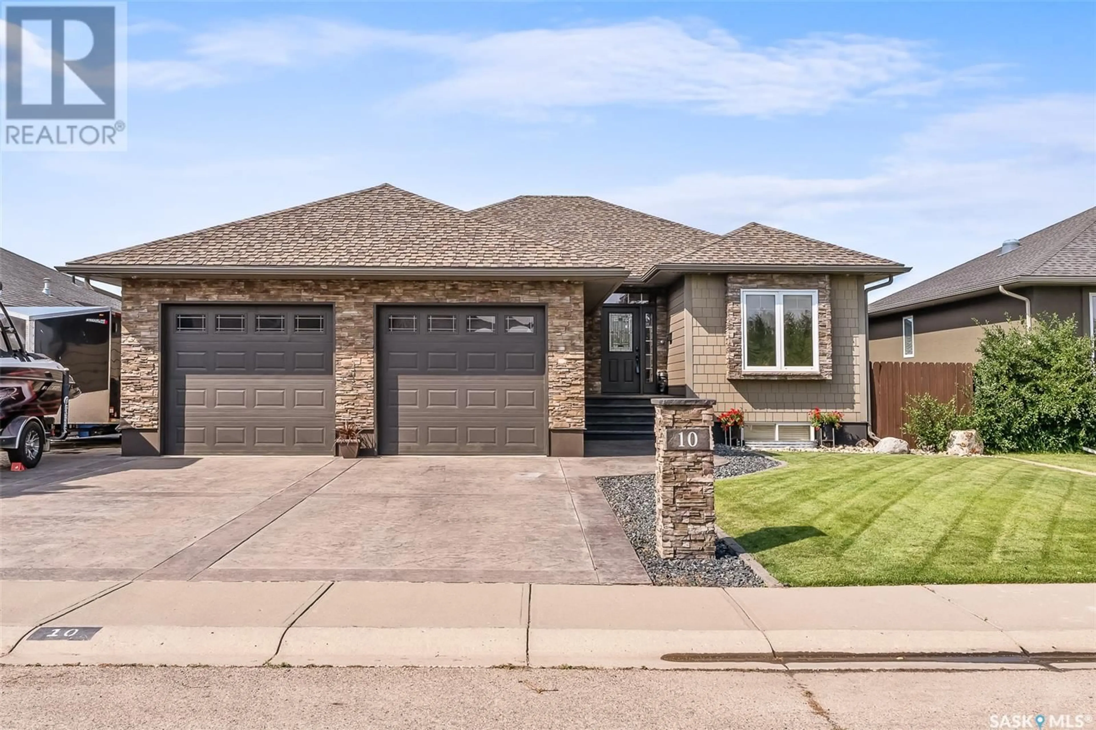 Home with brick exterior material for 10 Belmont CRESCENT SW, Moose Jaw Saskatchewan S6K1C5