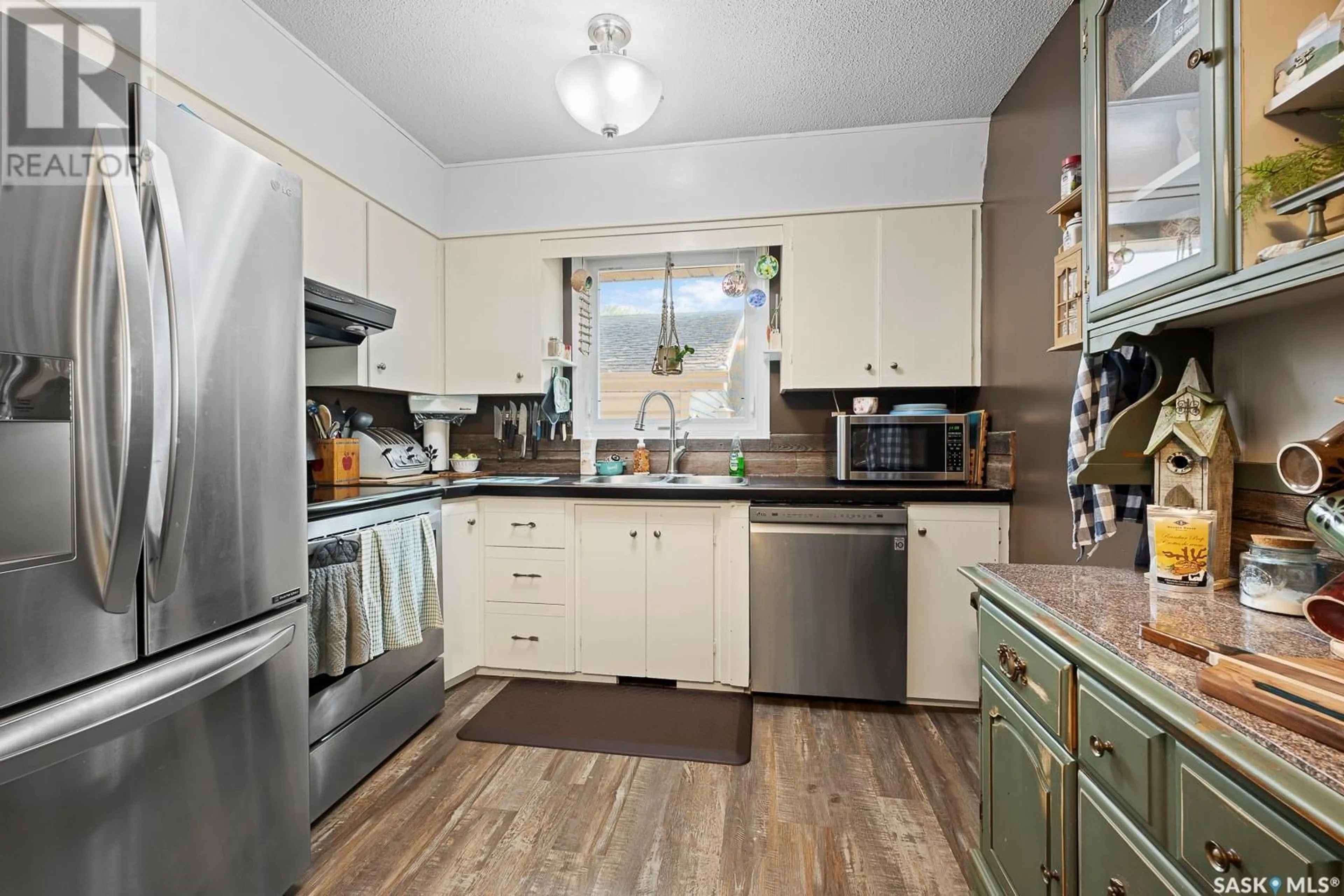 Kitchen for 5503 2nd AVENUE N, Regina Saskatchewan S4R6A8