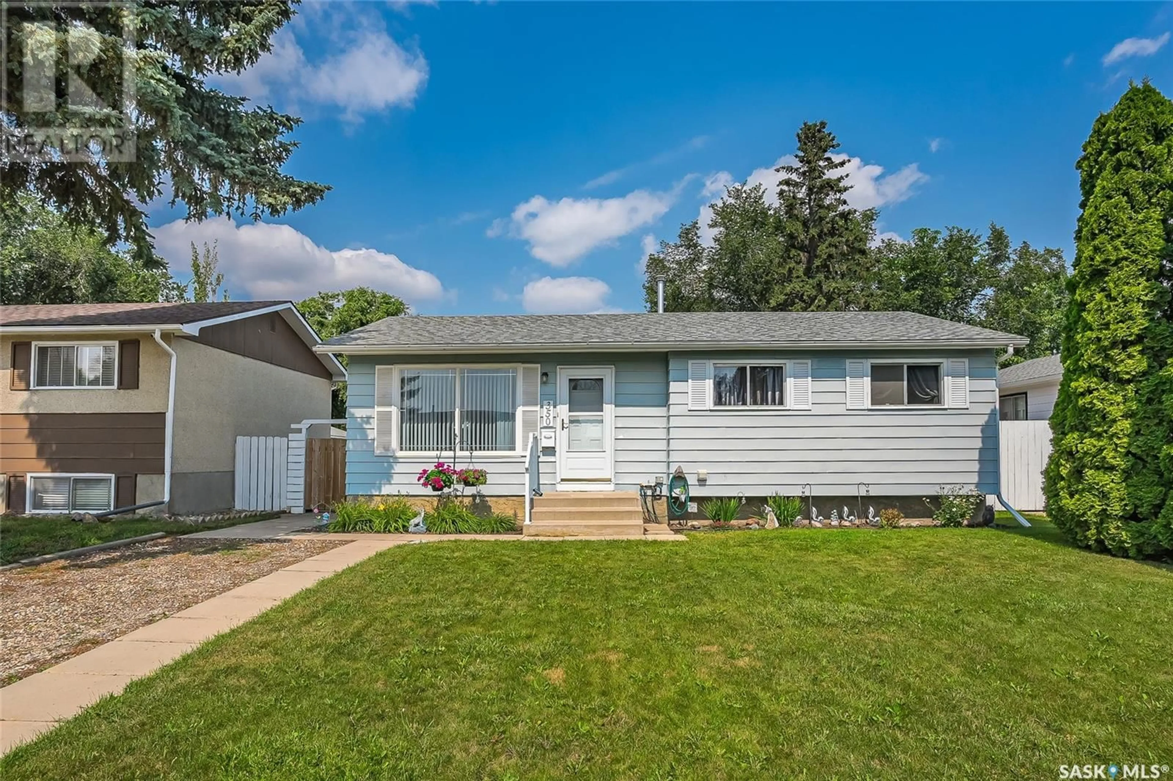 Home with vinyl exterior material for 350 Lloyd CRESCENT, Saskatoon Saskatchewan S7L4Z3