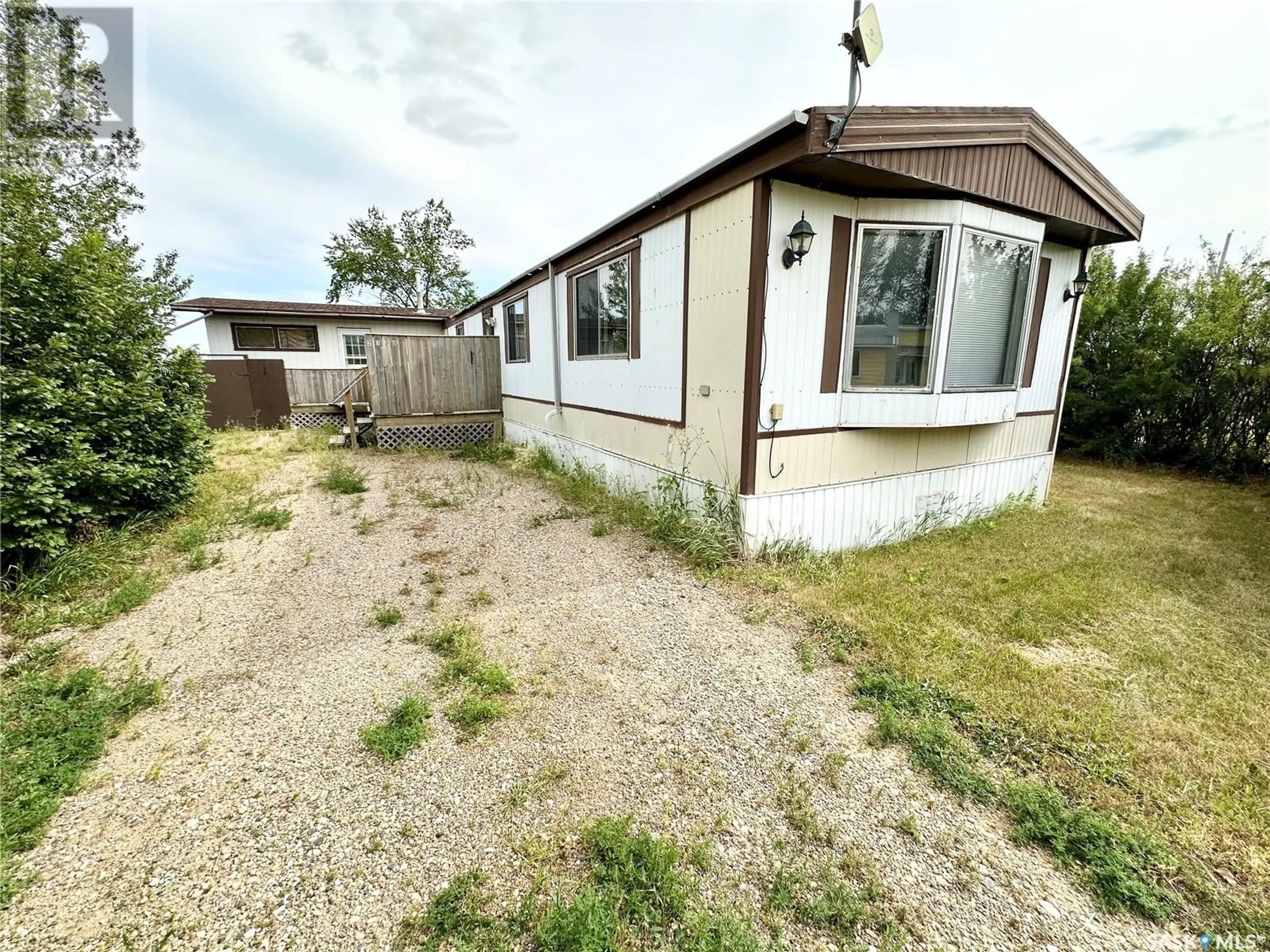 Outside view for 2300 Hall STREET, Halbrite Saskatchewan S0C1H0