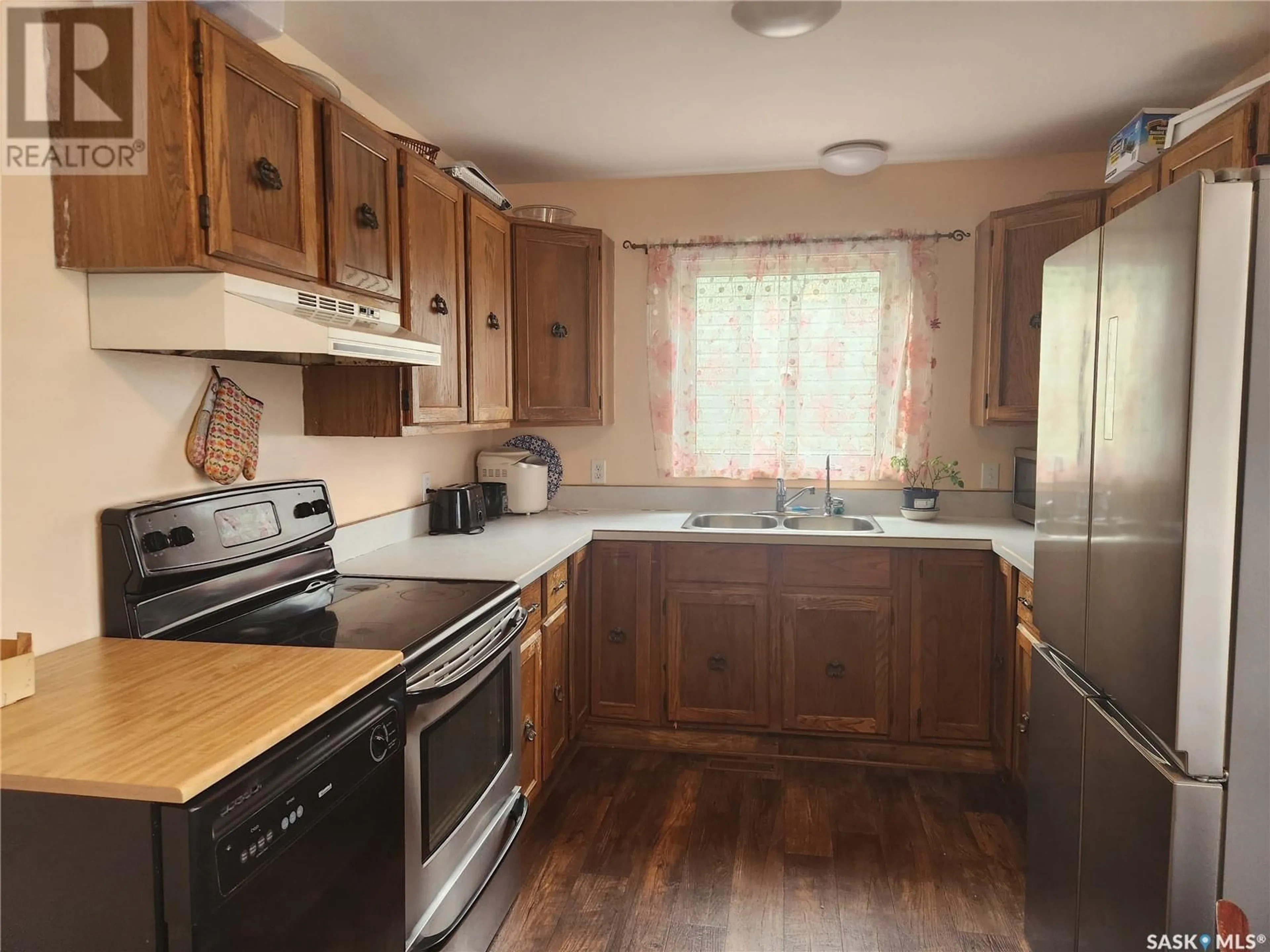 Standard kitchen, wood floors, cottage for 607 97th AVENUE, Tisdale Saskatchewan S0E1T0