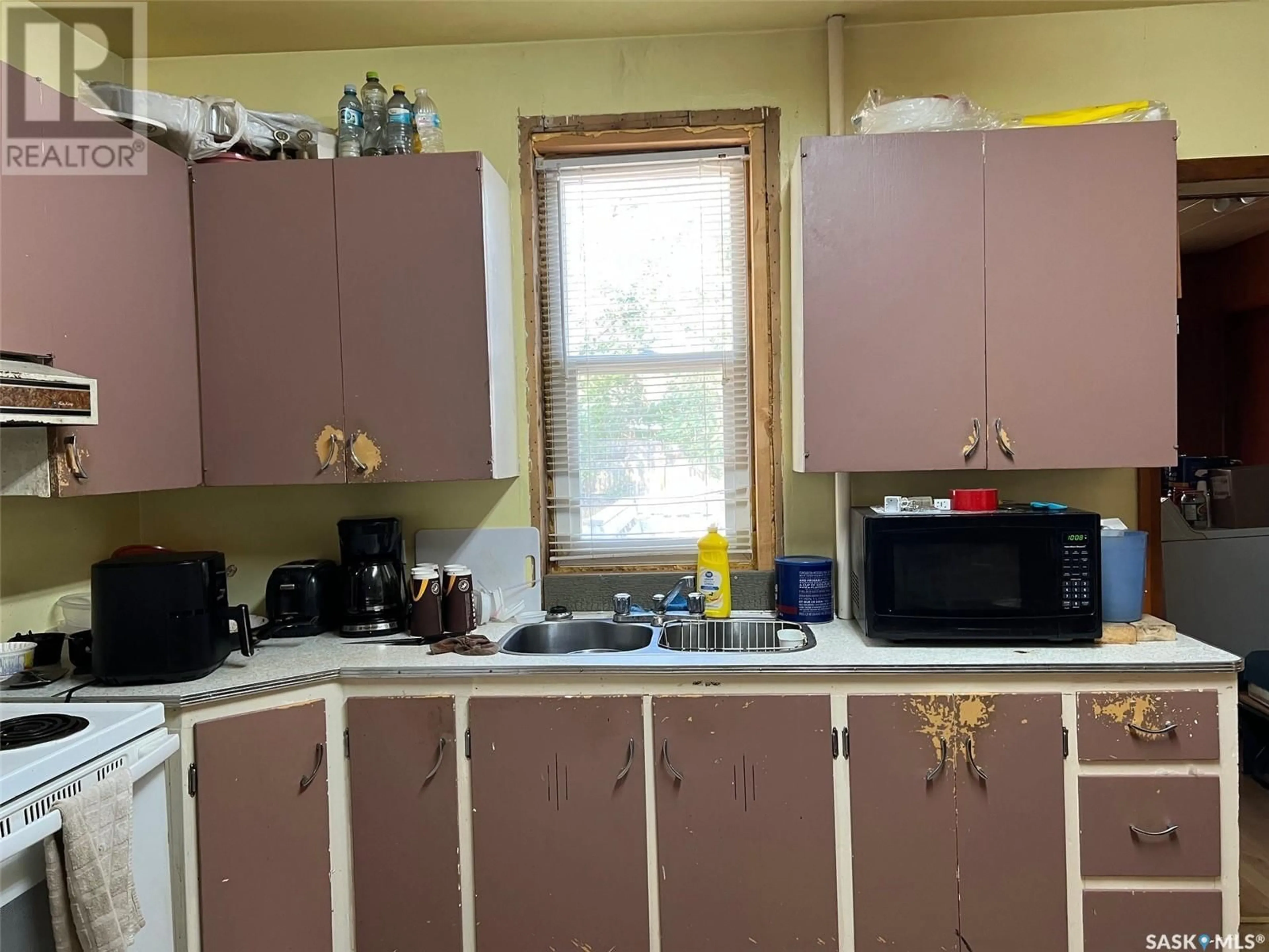 Standard kitchen, unknown for 1581 103RD STREET, North Battleford Saskatchewan S9A1L4