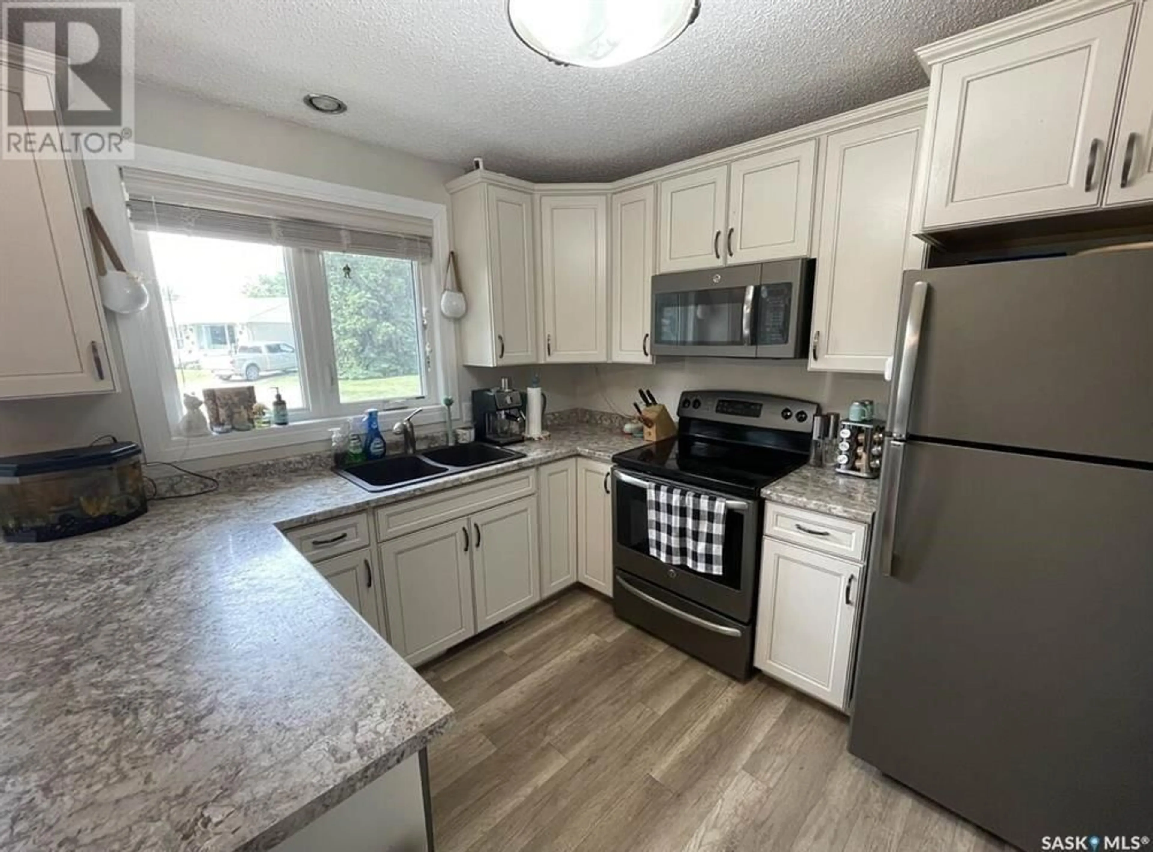 Standard kitchen for 14 Olds PLACE, Davidson Saskatchewan S0G1A0