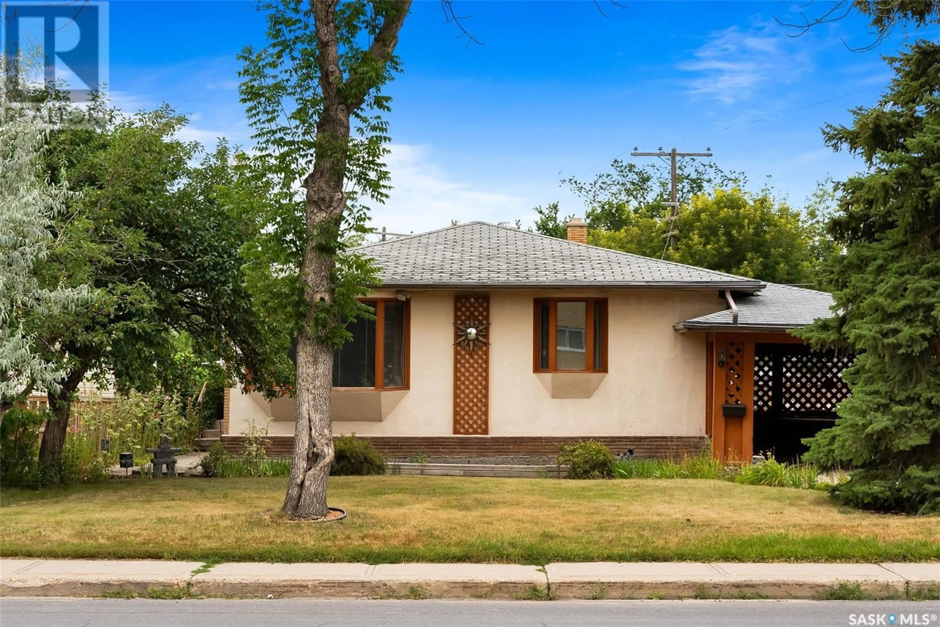 Frontside or backside of a home for 2932 25th AVENUE, Regina Saskatchewan S4S1K9