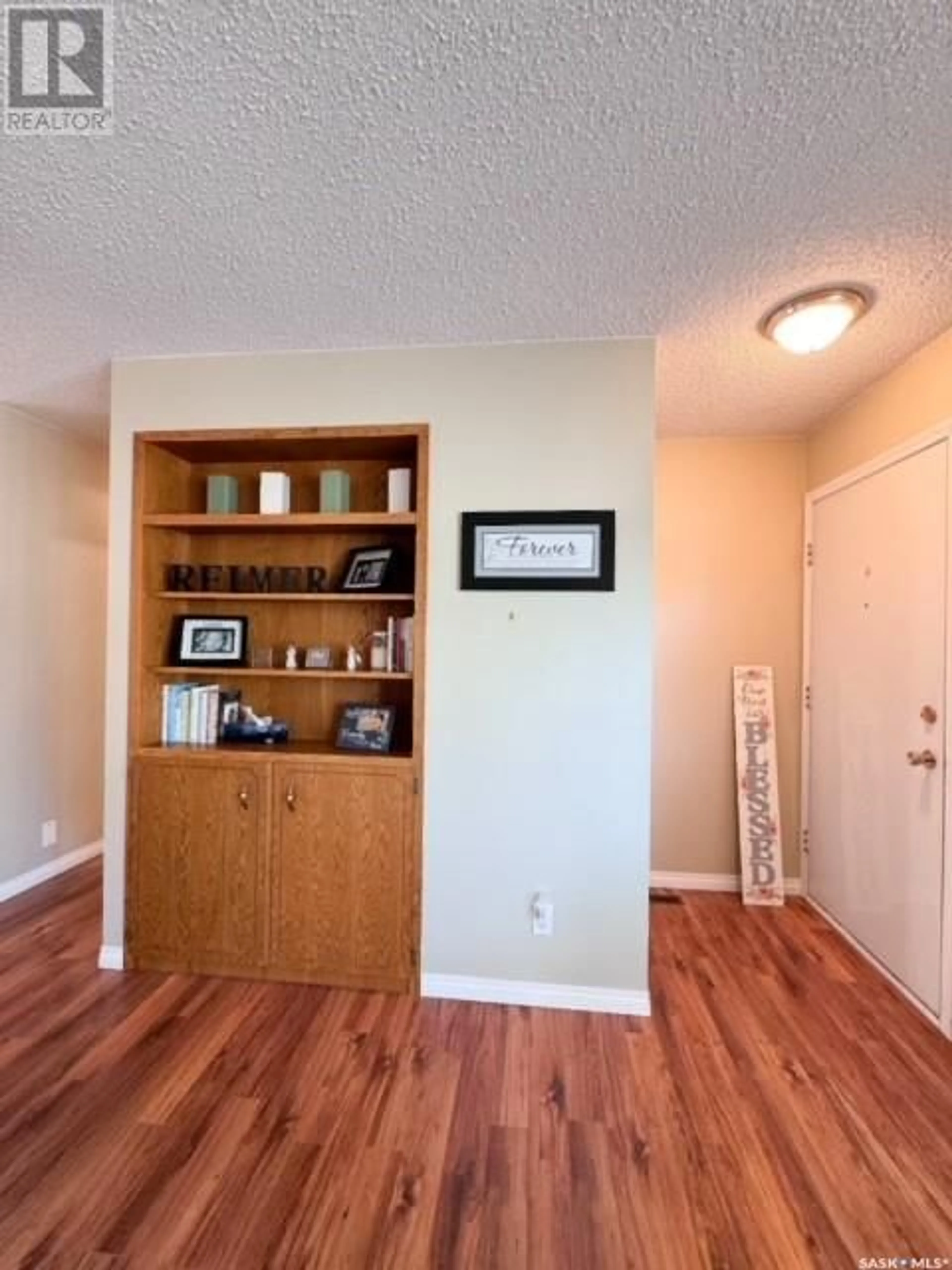 Indoor entryway, wood floors for 434 Colonel Otter DRIVE, Swift Current Saskatchewan S9H4P6