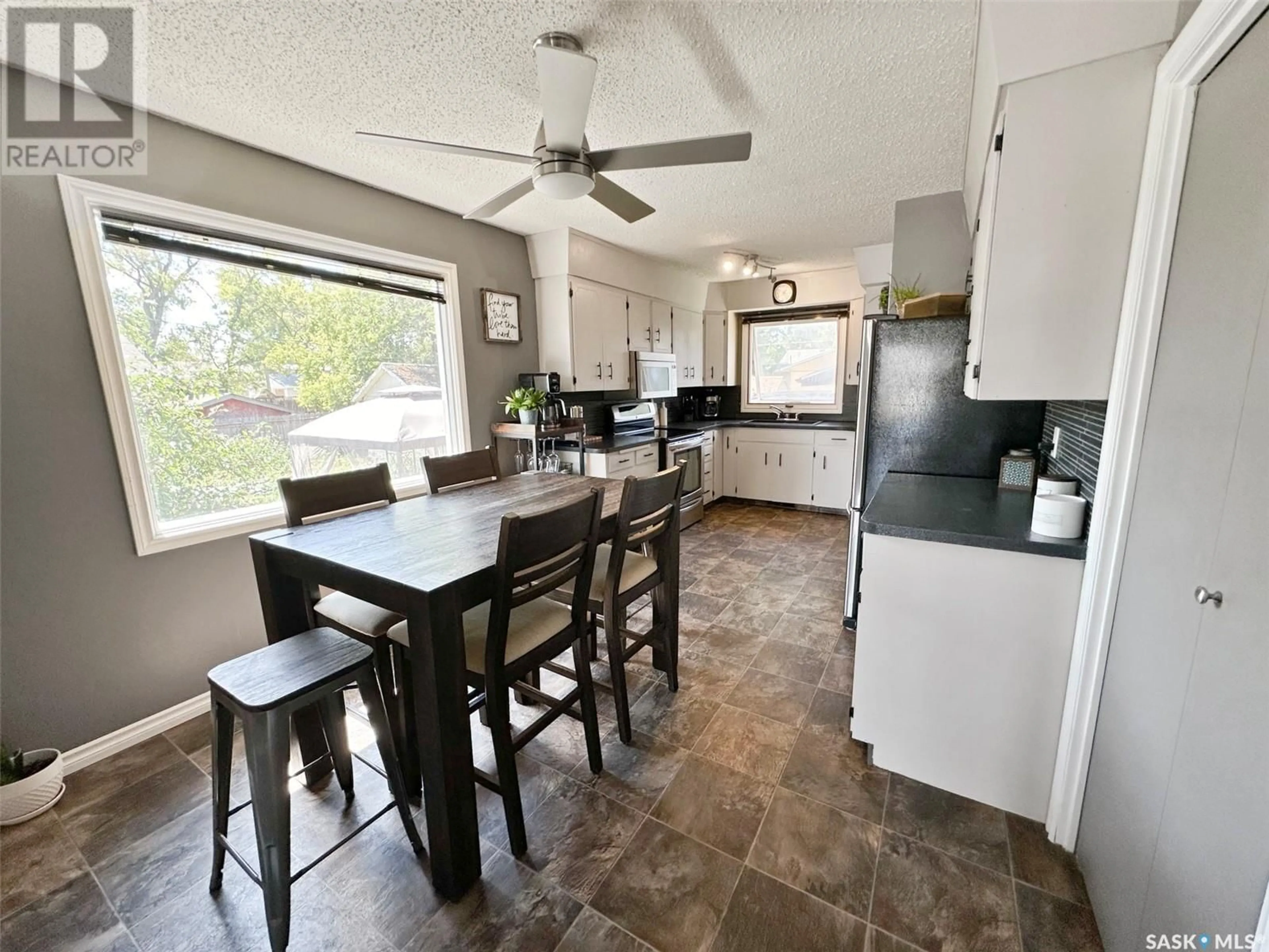 Open concept kitchen for 342 7th AVENUE SE, Swift Current Saskatchewan S9H3P7