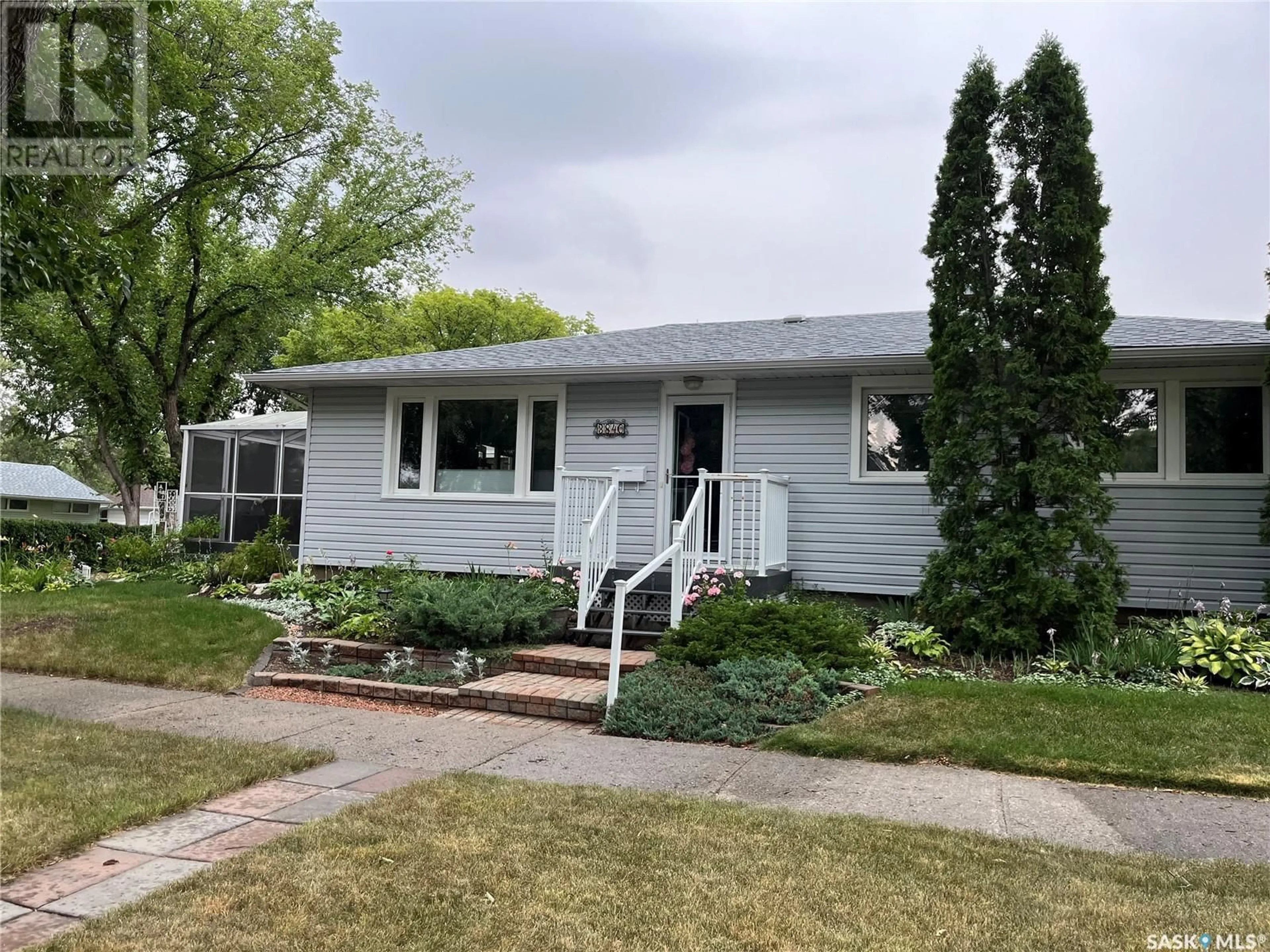 Frontside or backside of a home for 3840 20th AVENUE, Regina Saskatchewan S4S0P4