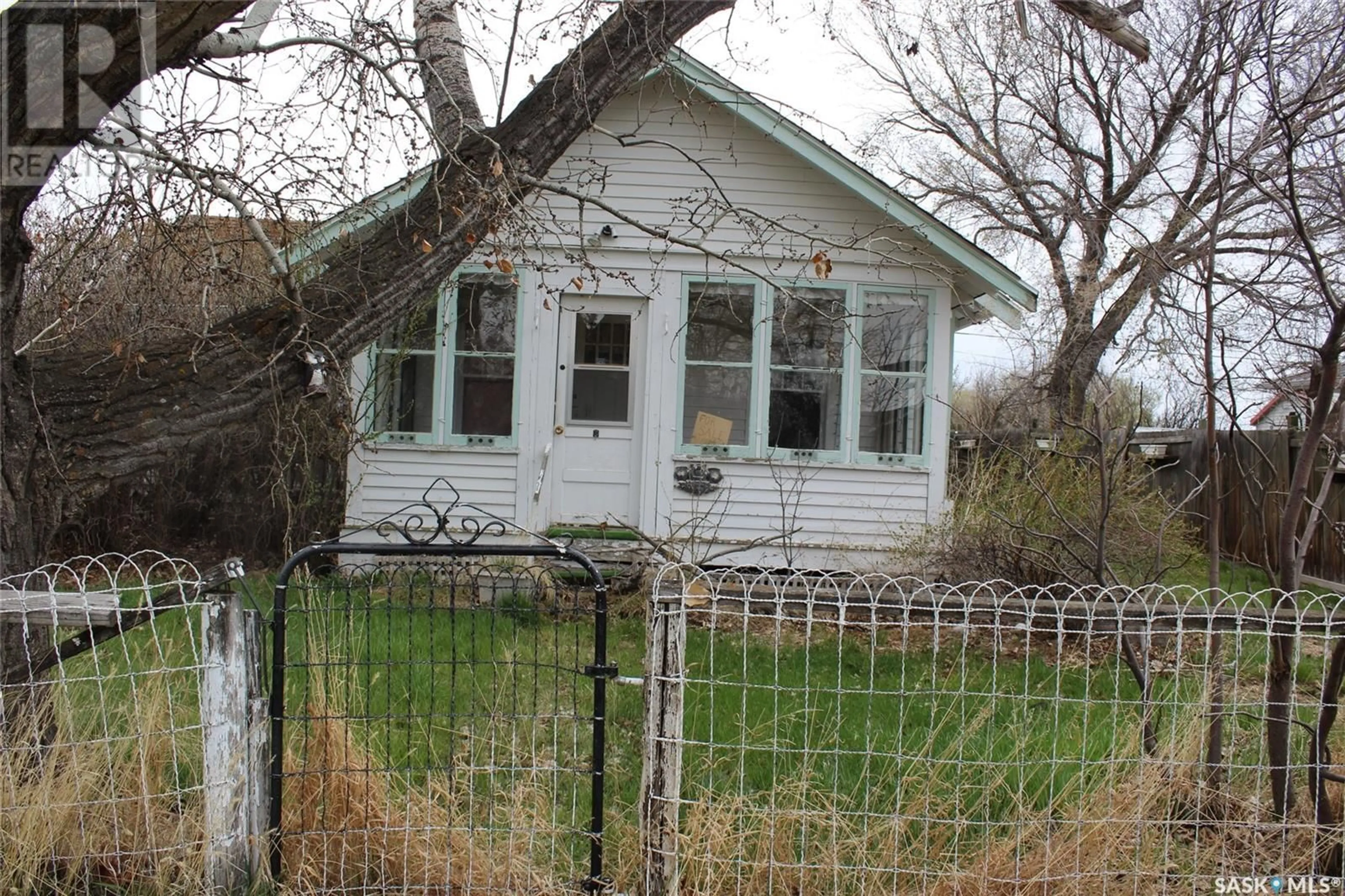 Cottage for 403 Main STREET, Climax Saskatchewan S0N0N0