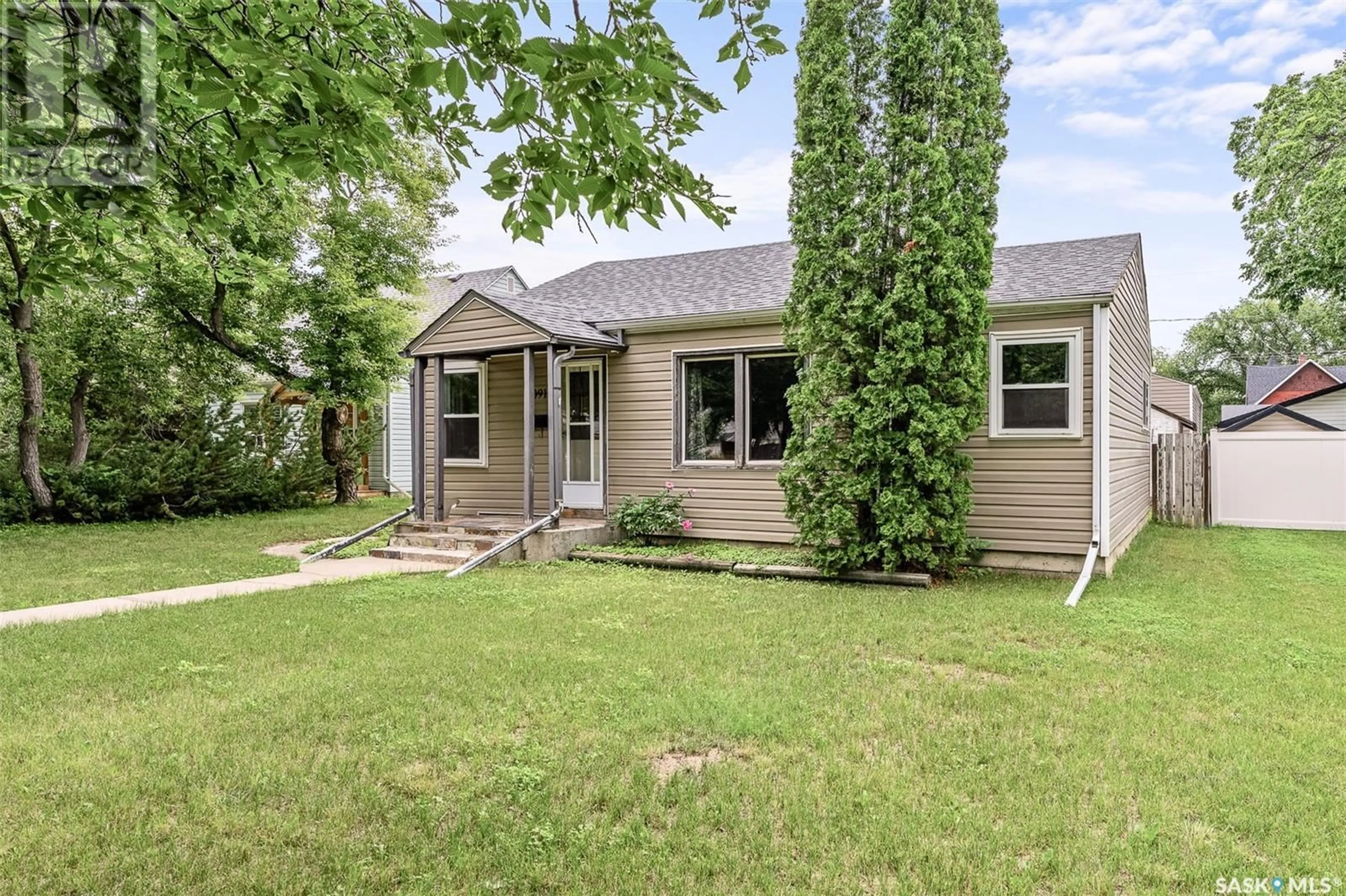 Frontside or backside of a home for 1091 Algoma AVENUE, Moose Jaw Saskatchewan S6H3Z4