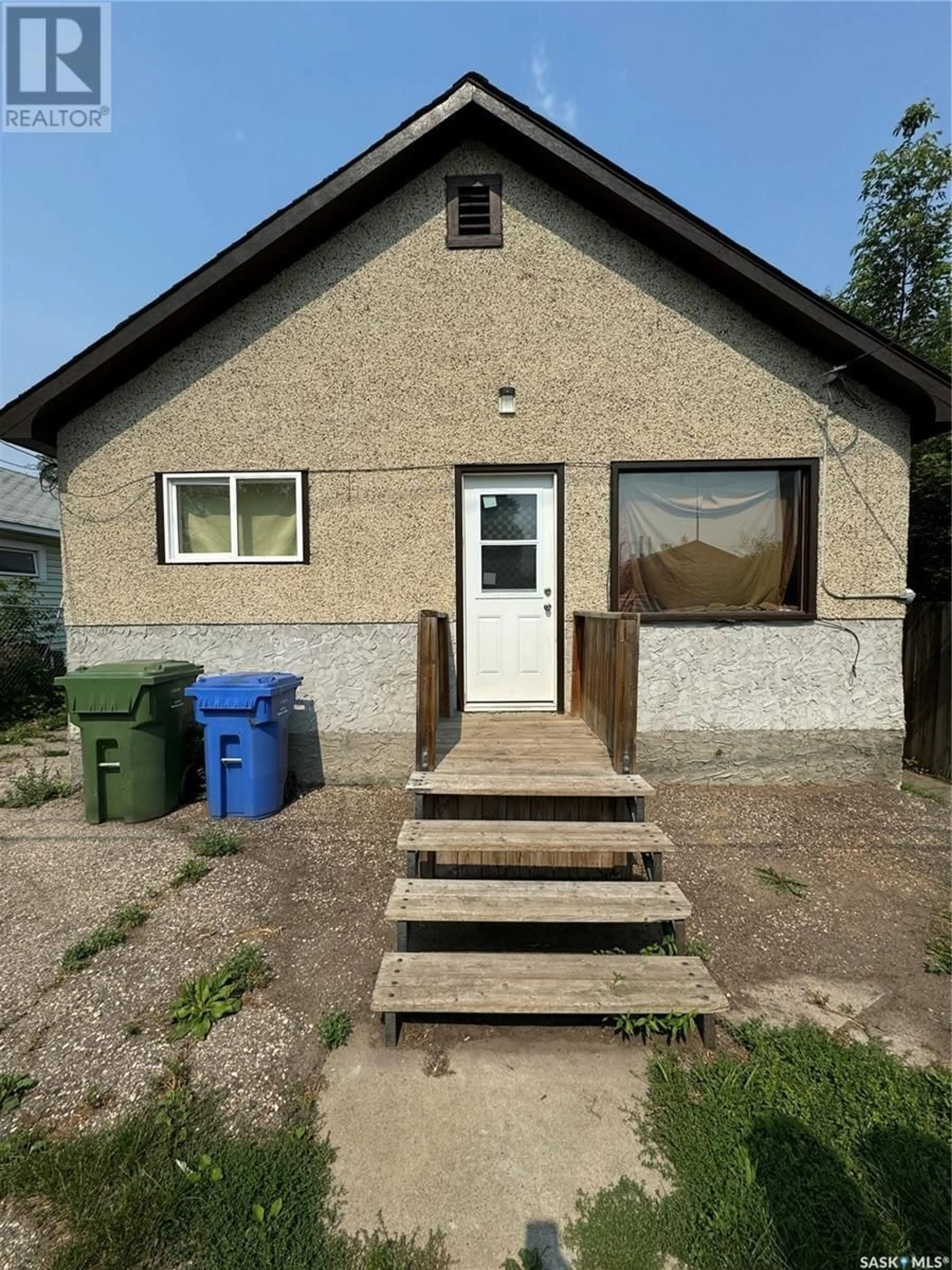 Outside view for 910 17th STREET W, Prince Albert Saskatchewan S6V3Y6