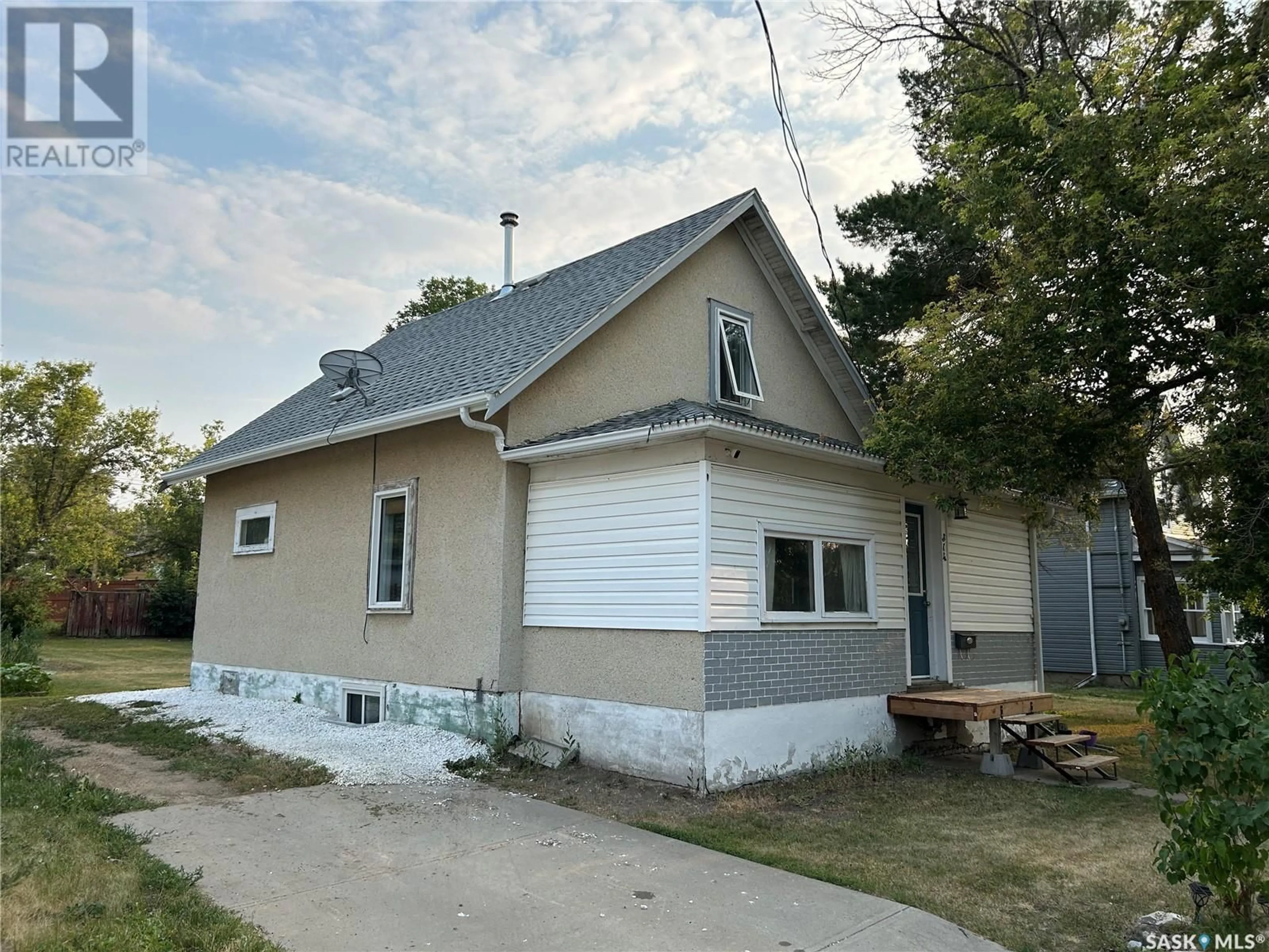 Frontside or backside of a home for 314 3rd AVENUE SE, Weyburn Saskatchewan S4H1X4