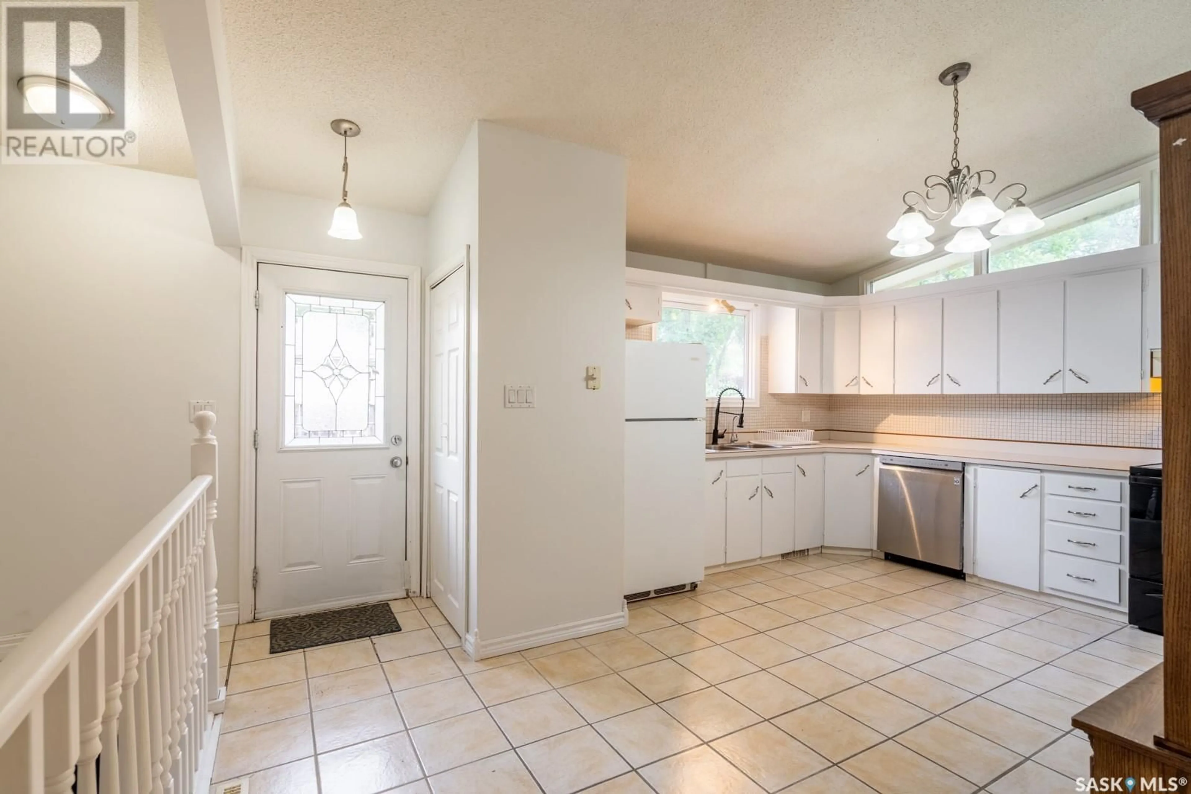 Kitchen for 312 Shannon ROAD, Regina Saskatchewan S4S5J1