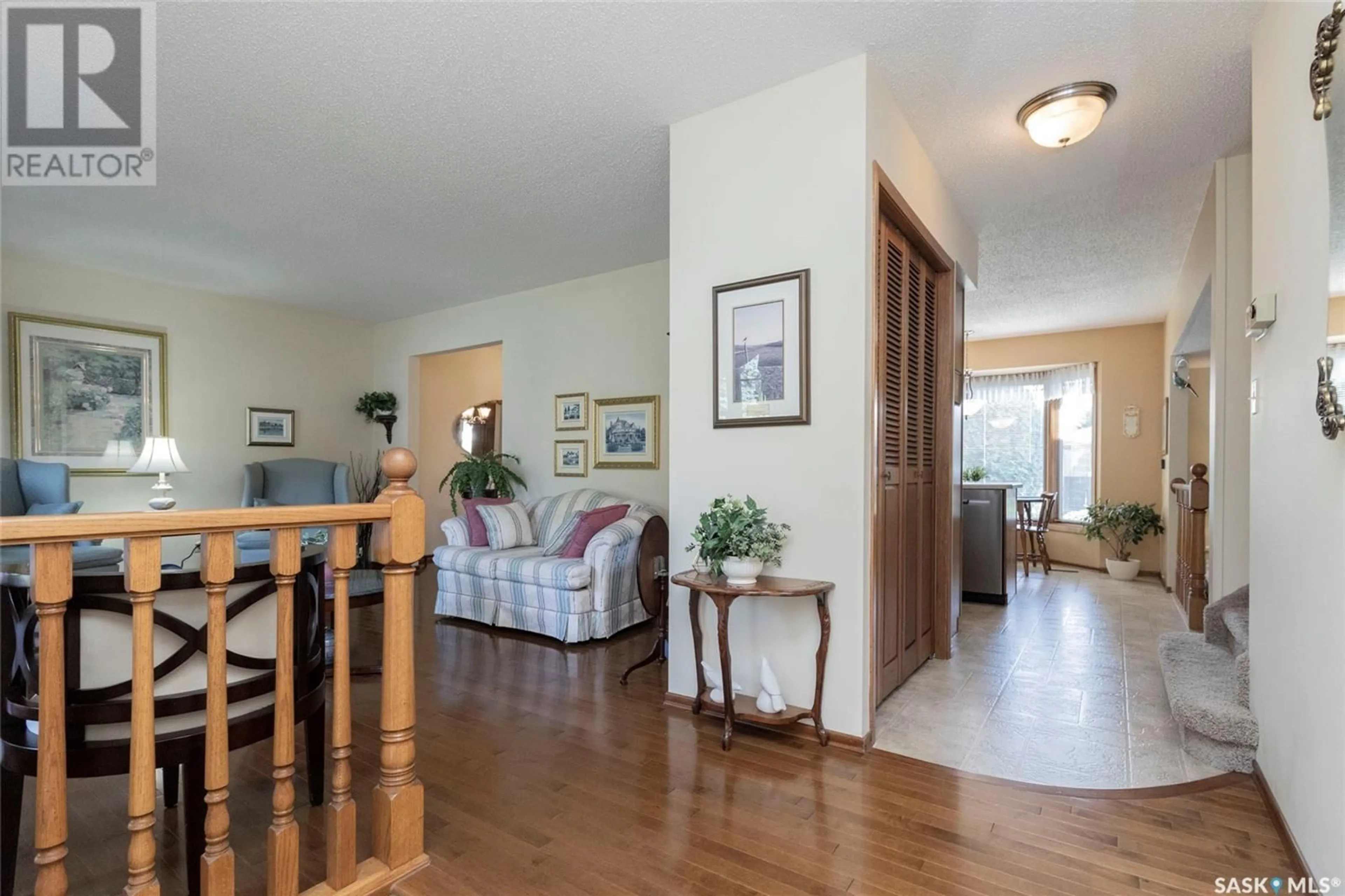 Indoor foyer for 339 Crean CRESCENT, Saskatoon Saskatchewan S7J3X1