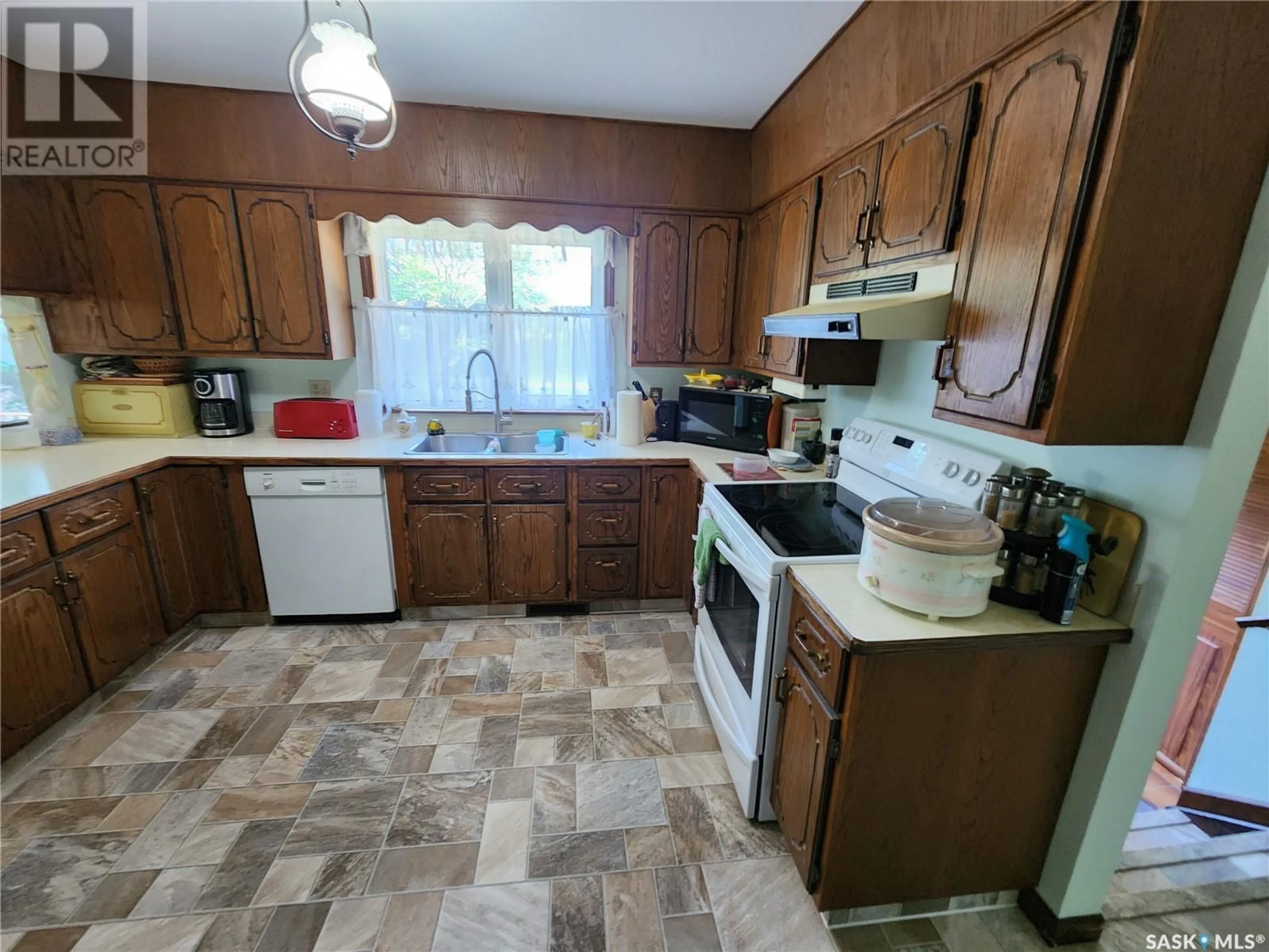 Kitchen, wood floors, cottage for Holinaty Acreage, Porcupine Rm No. 395 Saskatchewan S0E1H0