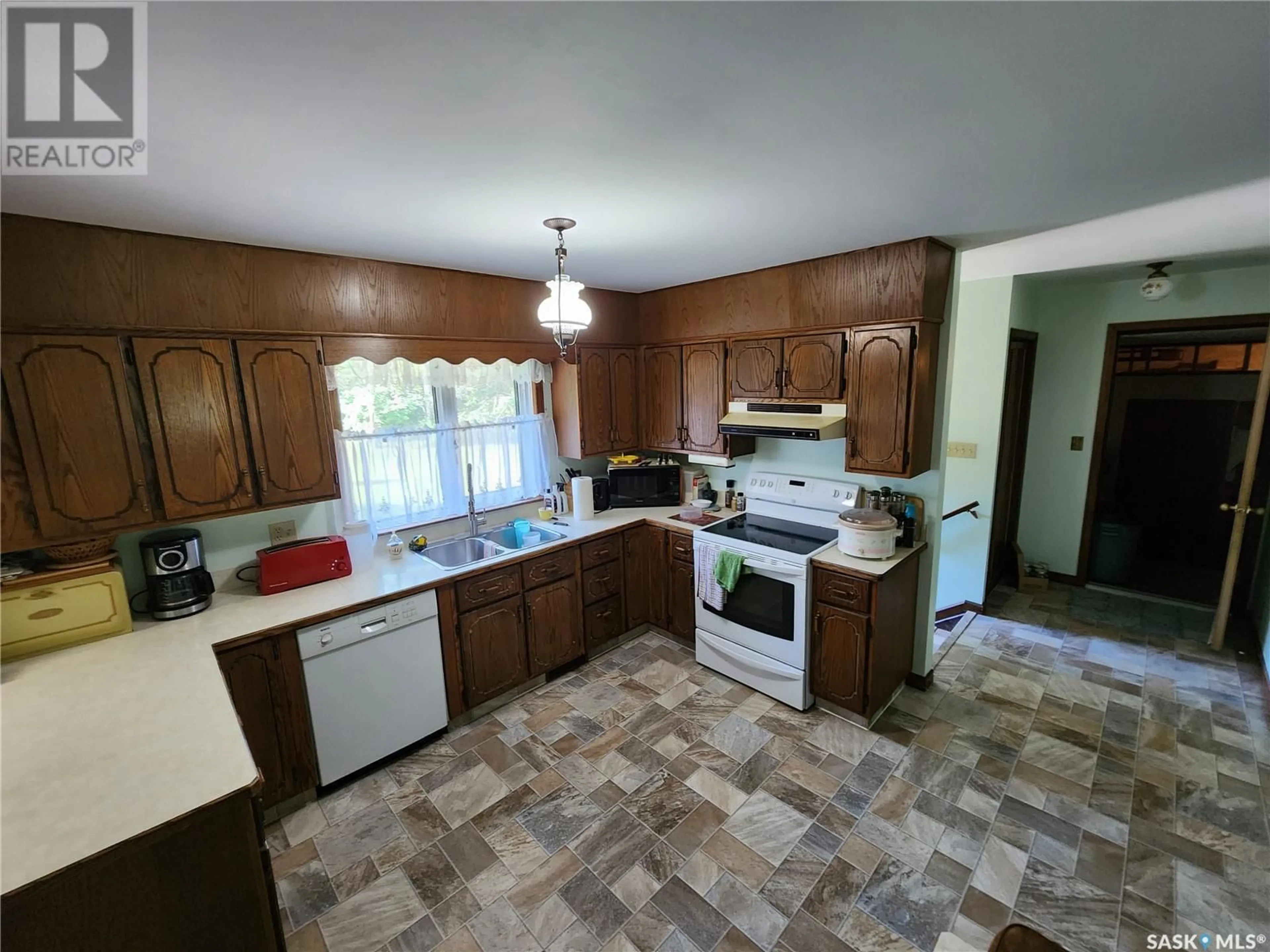 Kitchen, wood floors, cottage for Holinaty Acreage, Porcupine Rm No. 395 Saskatchewan S0E1H0