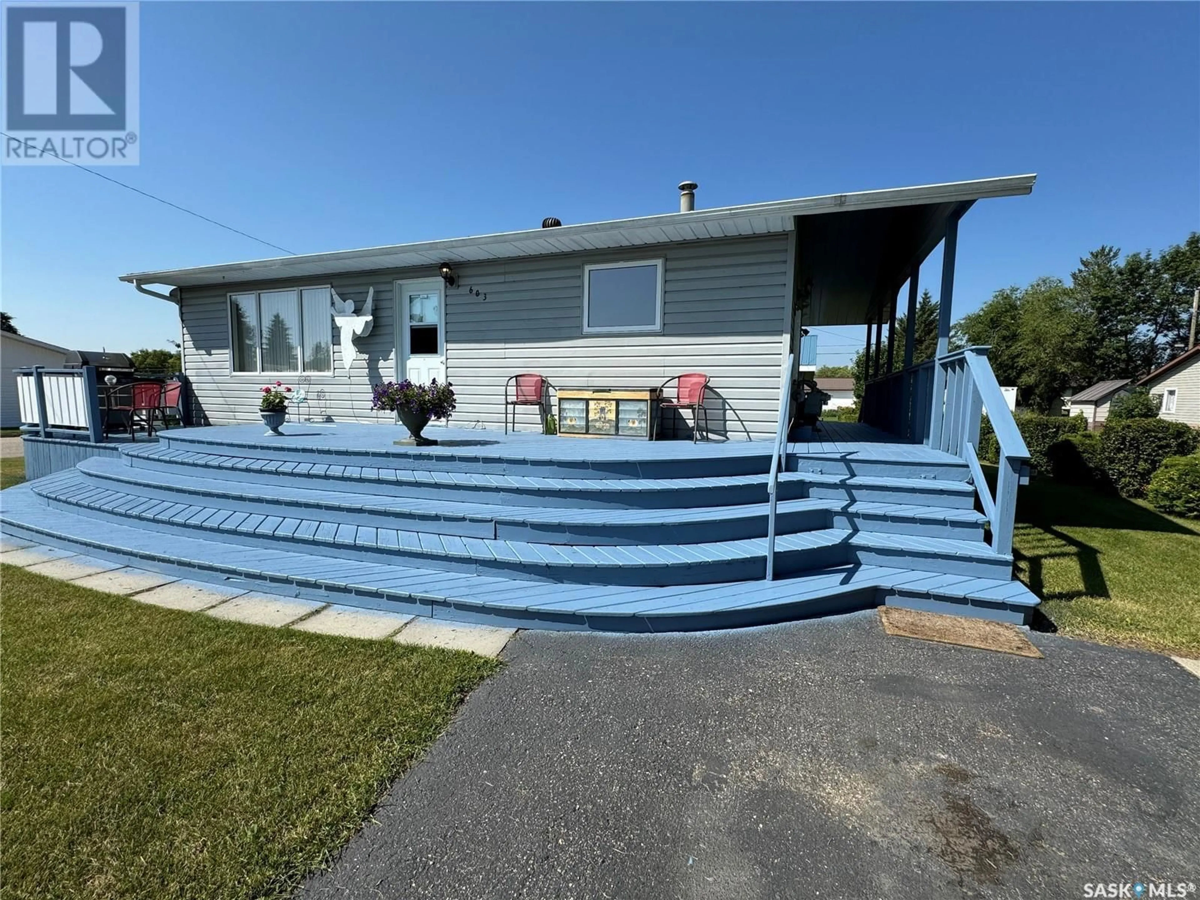 Home with vinyl exterior material, water/lake/river/ocean view for 603 2nd STREET NE, Preeceville Saskatchewan S0A3B0