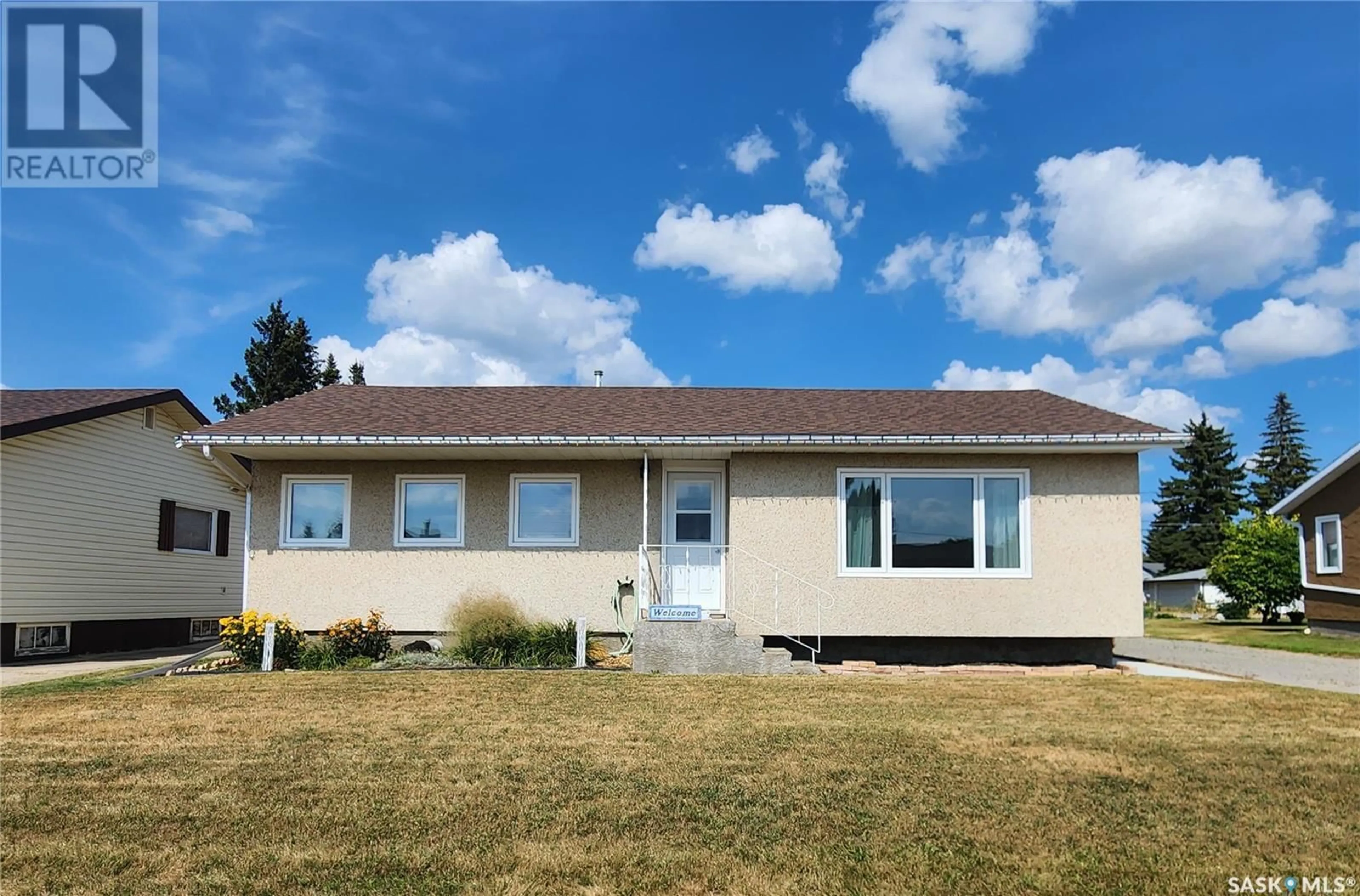 Frontside or backside of a home for 450 8th AVENUE W, Melville Saskatchewan S0A2P0