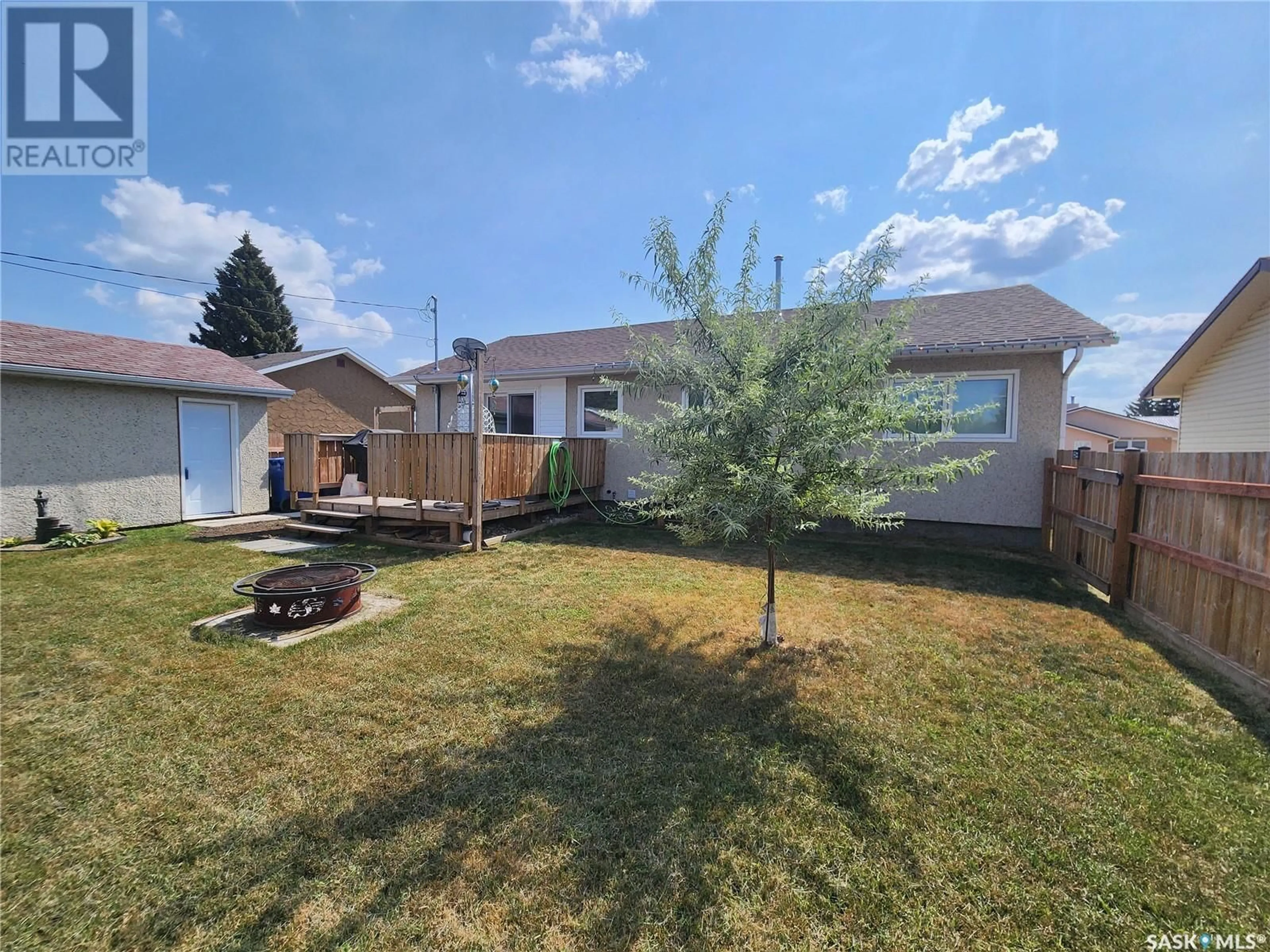 Frontside or backside of a home for 450 8th AVENUE W, Melville Saskatchewan S0A2P0