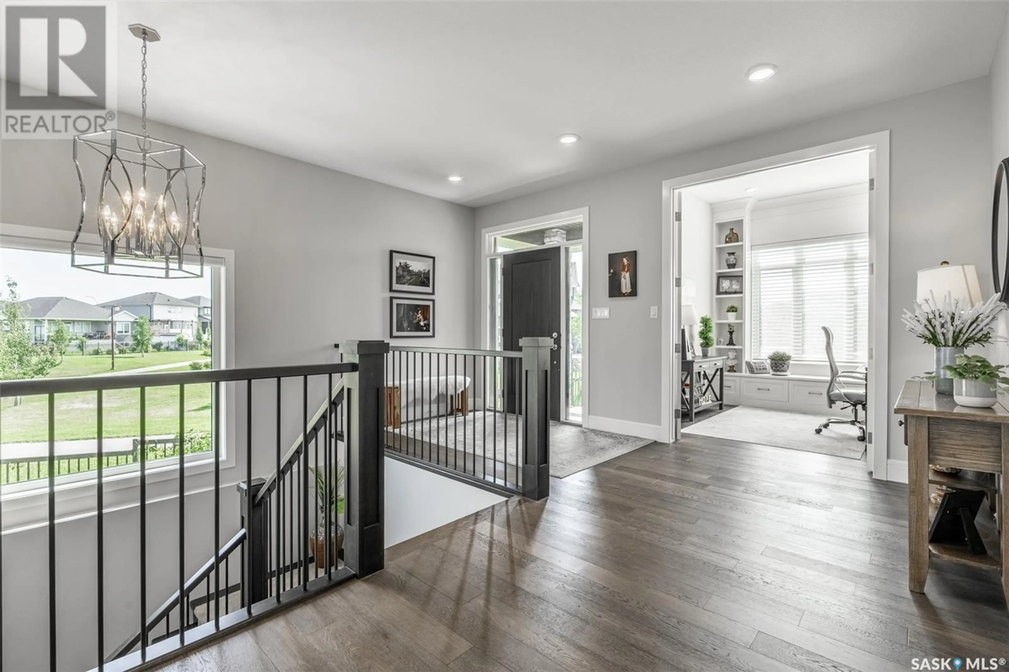 Indoor entryway, wood floors for 635 Fast CRESCENT, Saskatoon Saskatchewan S7W0X1