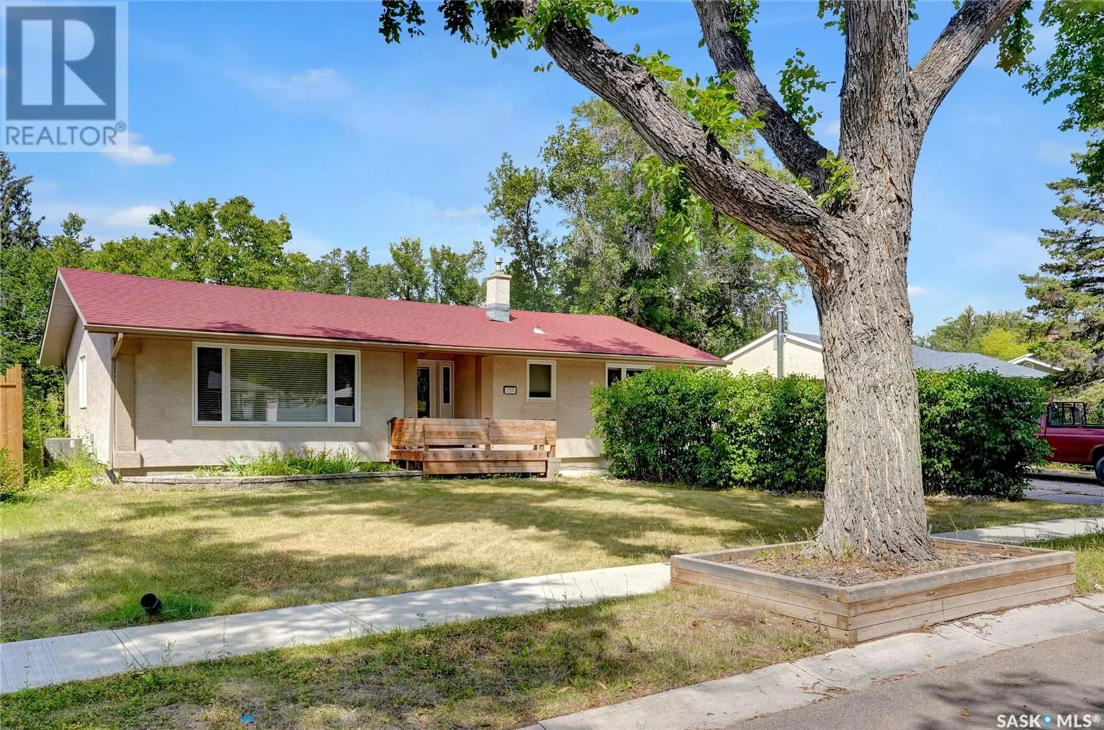 Frontside or backside of a home for 213 Durham DRIVE, Regina Saskatchewan S4S4Z4