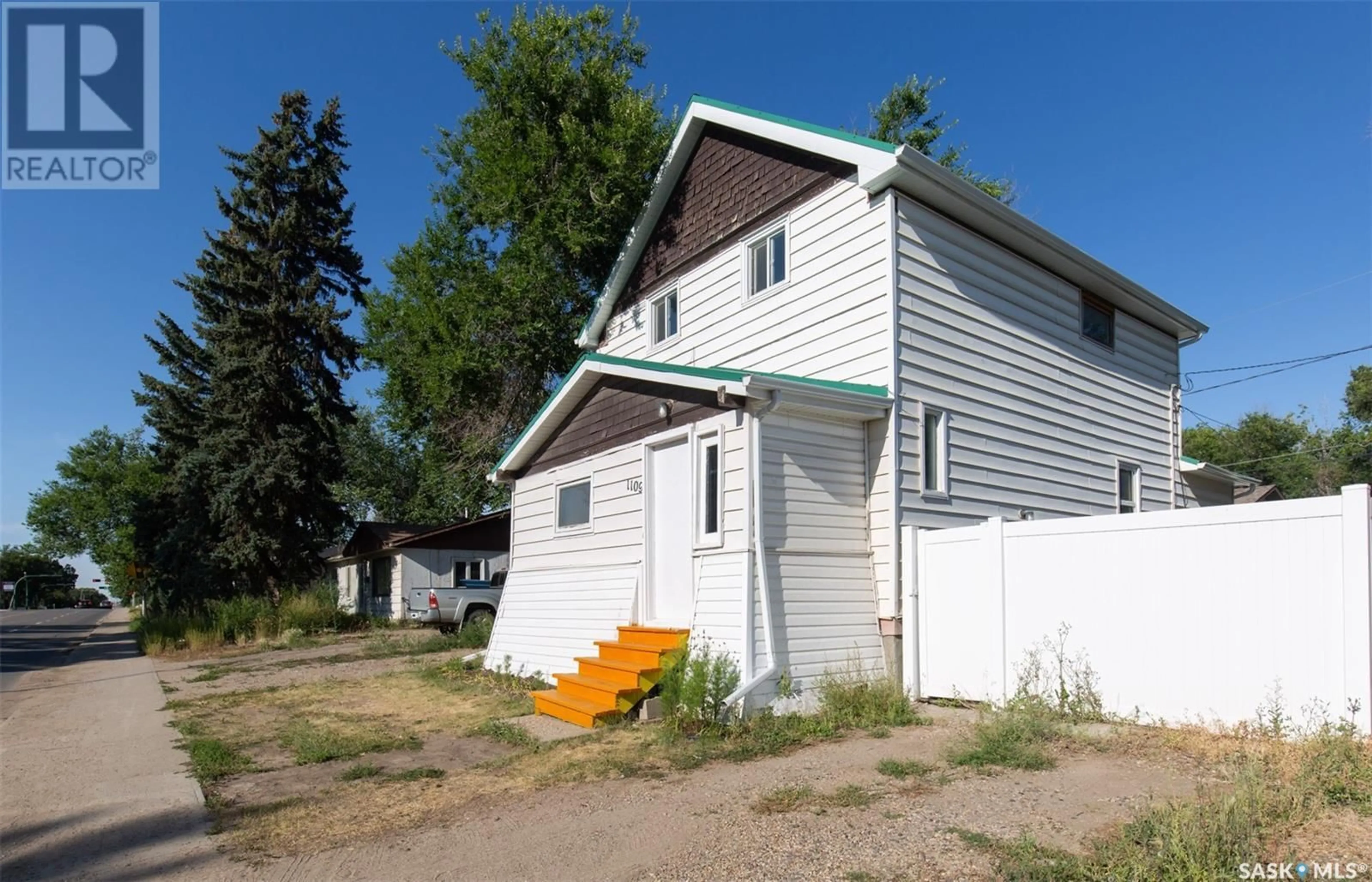 Frontside or backside of a home for 1109 9th AVENUE NW, Moose Jaw Saskatchewan S6H4J8