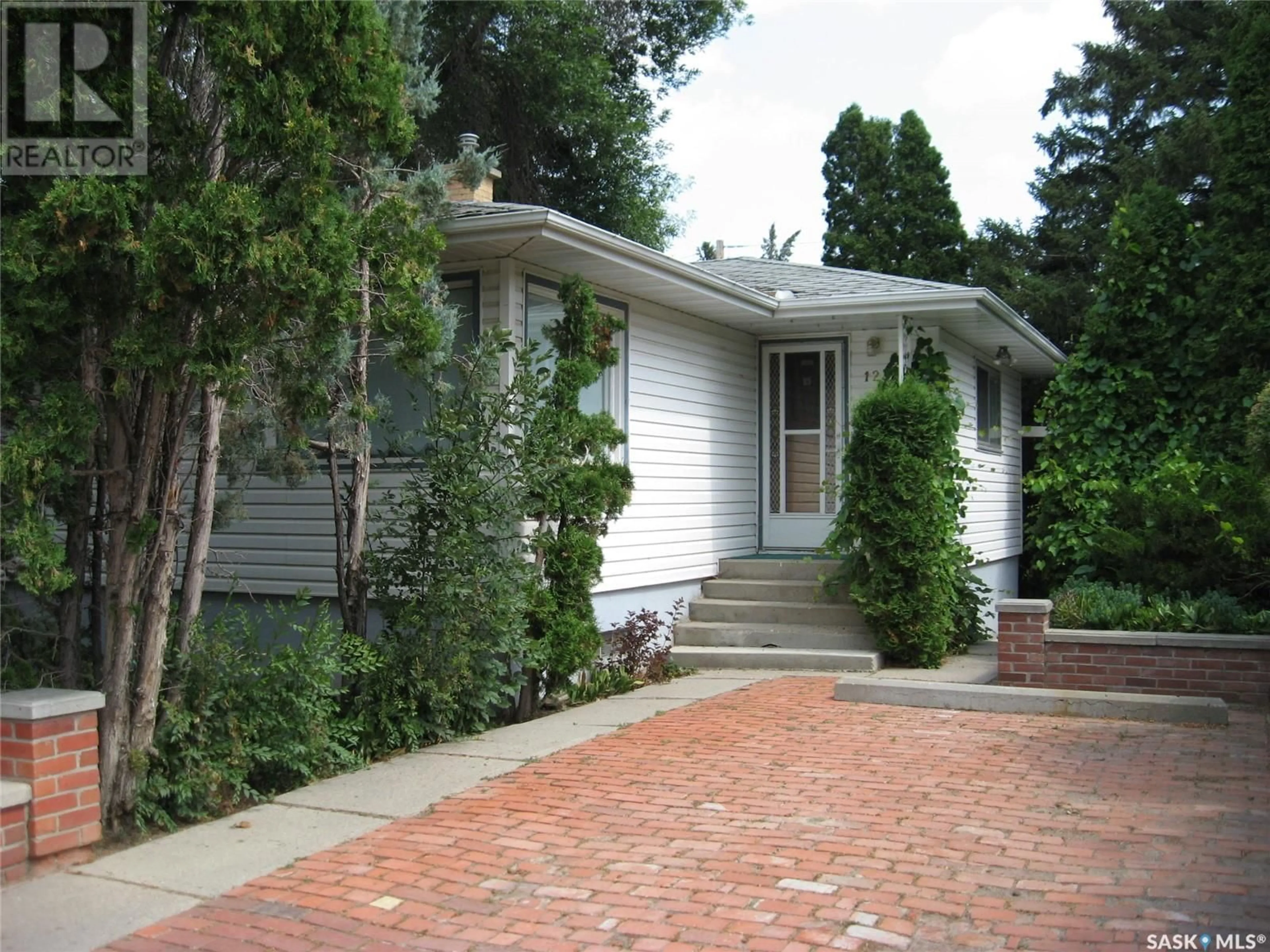 Frontside or backside of a home for 1237 4th AVENUE NW, Moose Jaw Saskatchewan S6H3X6