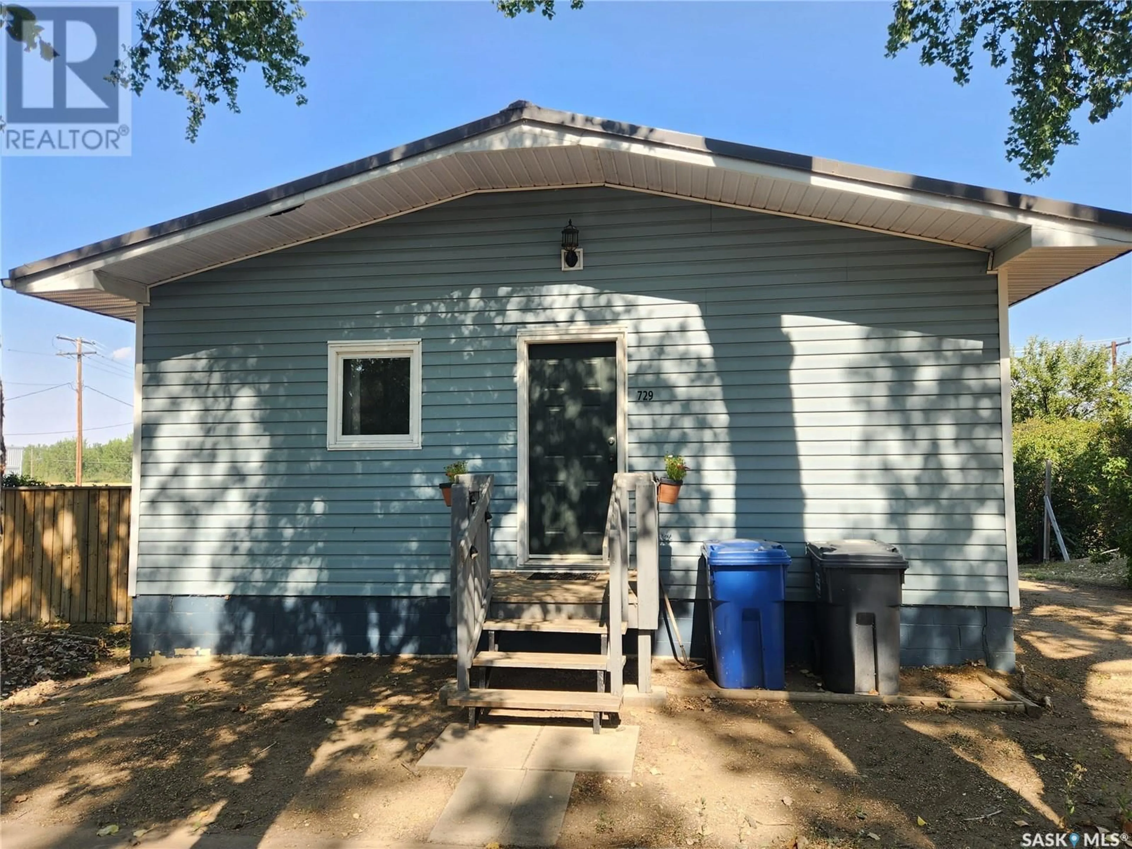 Outside view for 729 Healy AVENUE, Radville Saskatchewan S0C2G0