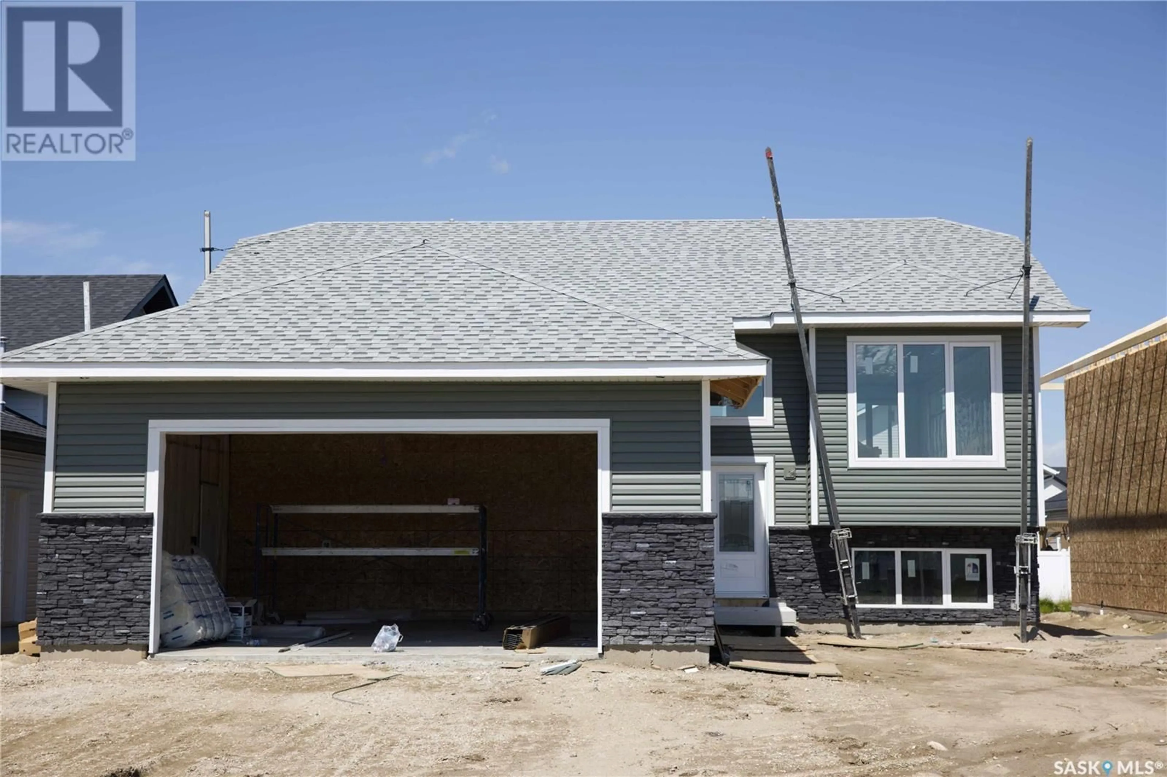 Home with vinyl exterior material for 608 Weir CRESCENT, Warman Saskatchewan S0K4S1