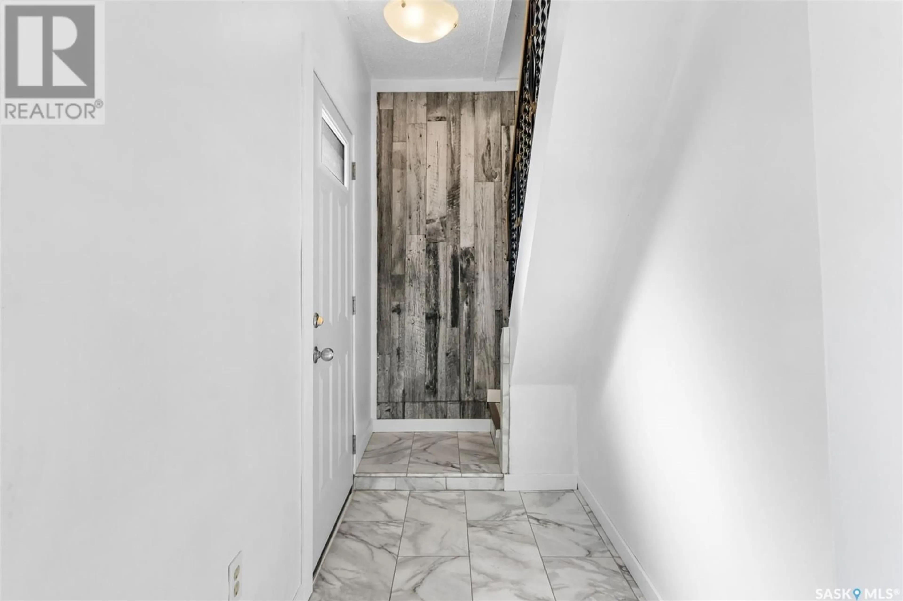 Indoor entryway for 239 M AVENUE N, Saskatoon Saskatchewan S7L2S2