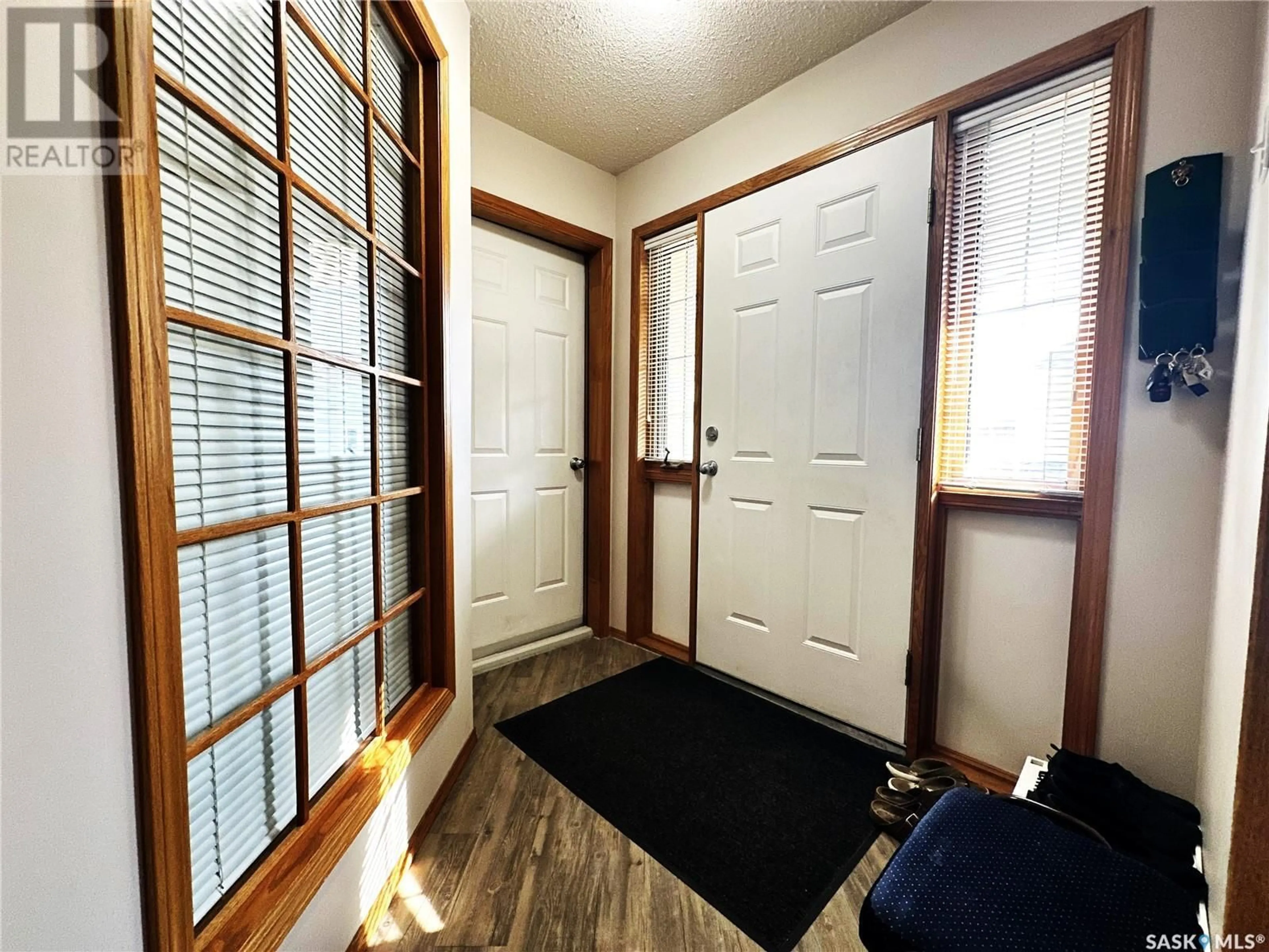 Indoor entryway, wood floors for 1007 6th AVENUE, Humboldt Saskatchewan S0K2A0