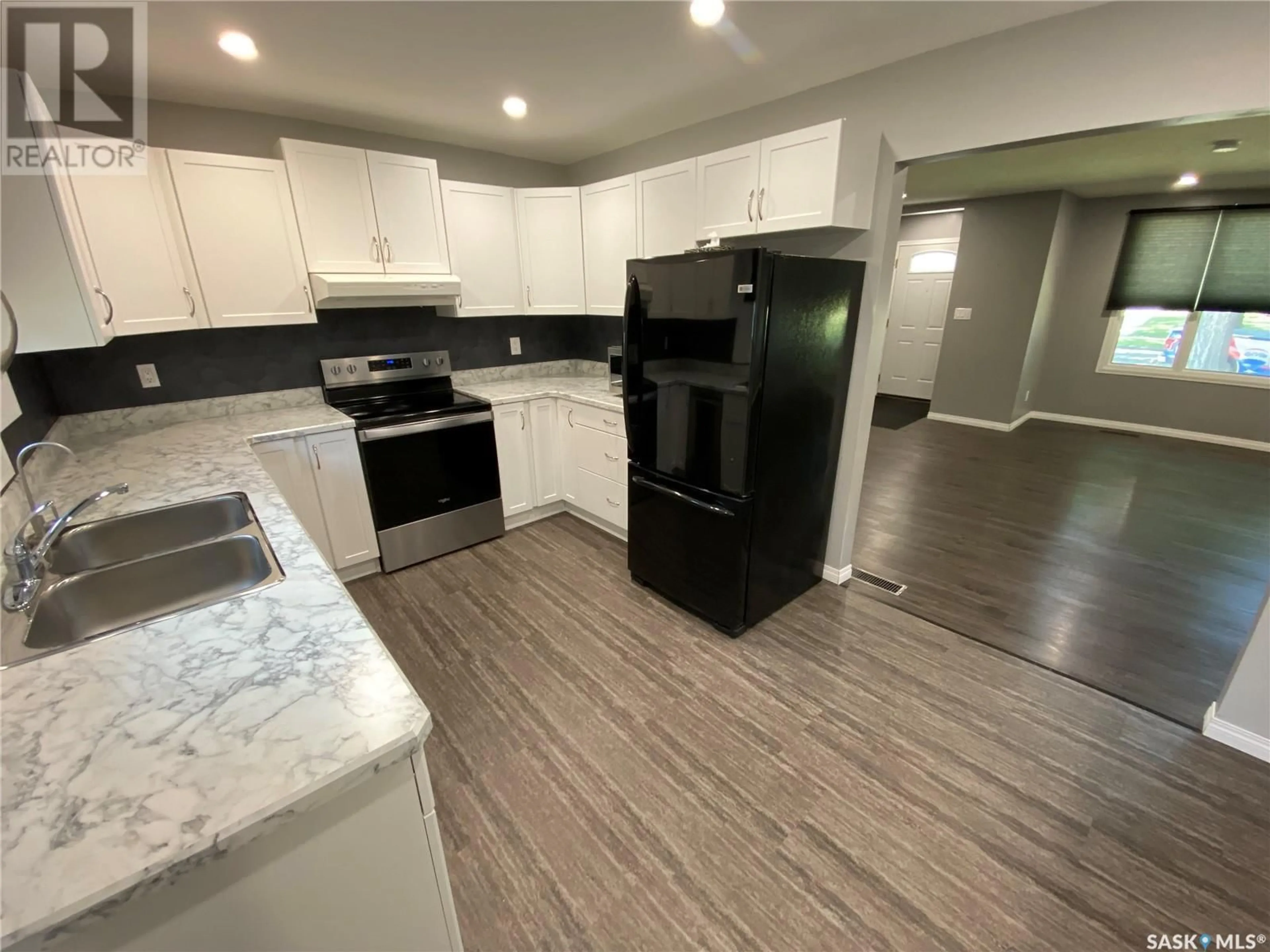 Standard kitchen for 211 Eighth AVENUE N, Yorkton Saskatchewan S3N0W8