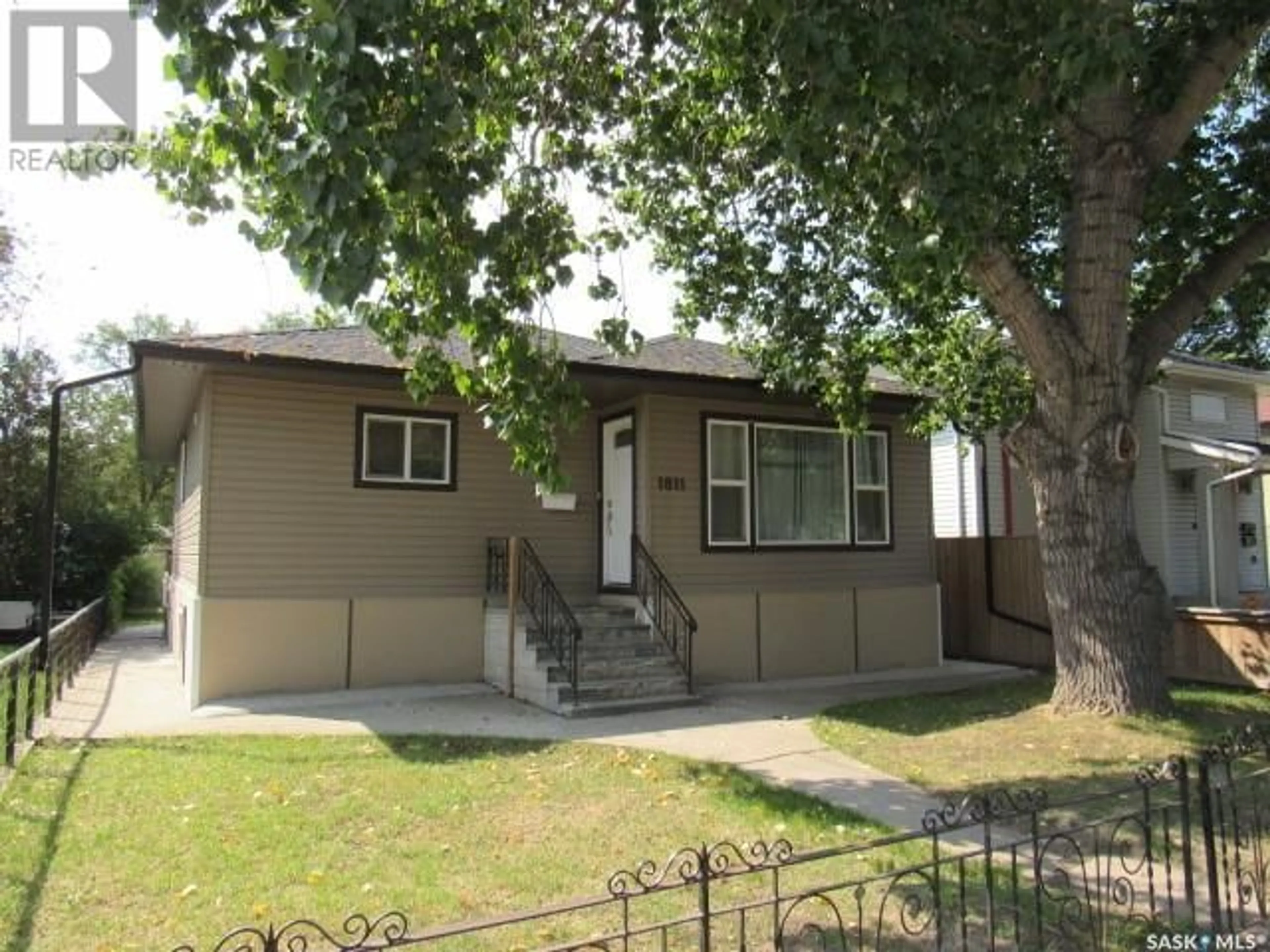 Frontside or backside of a home for 1811 20th STREET W, Saskatoon Saskatchewan S7M1A1