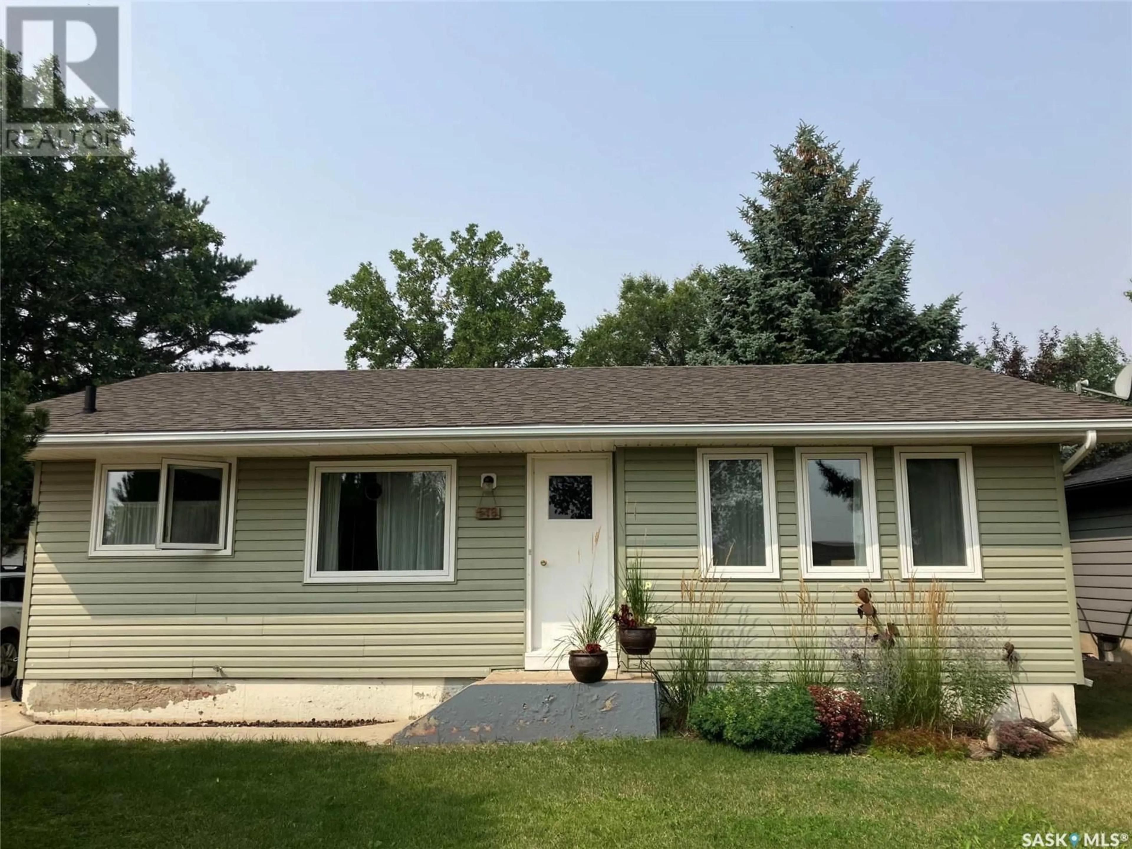 Home with vinyl exterior material for 518 1st STREET E, Lafleche Saskatchewan S0H2K0