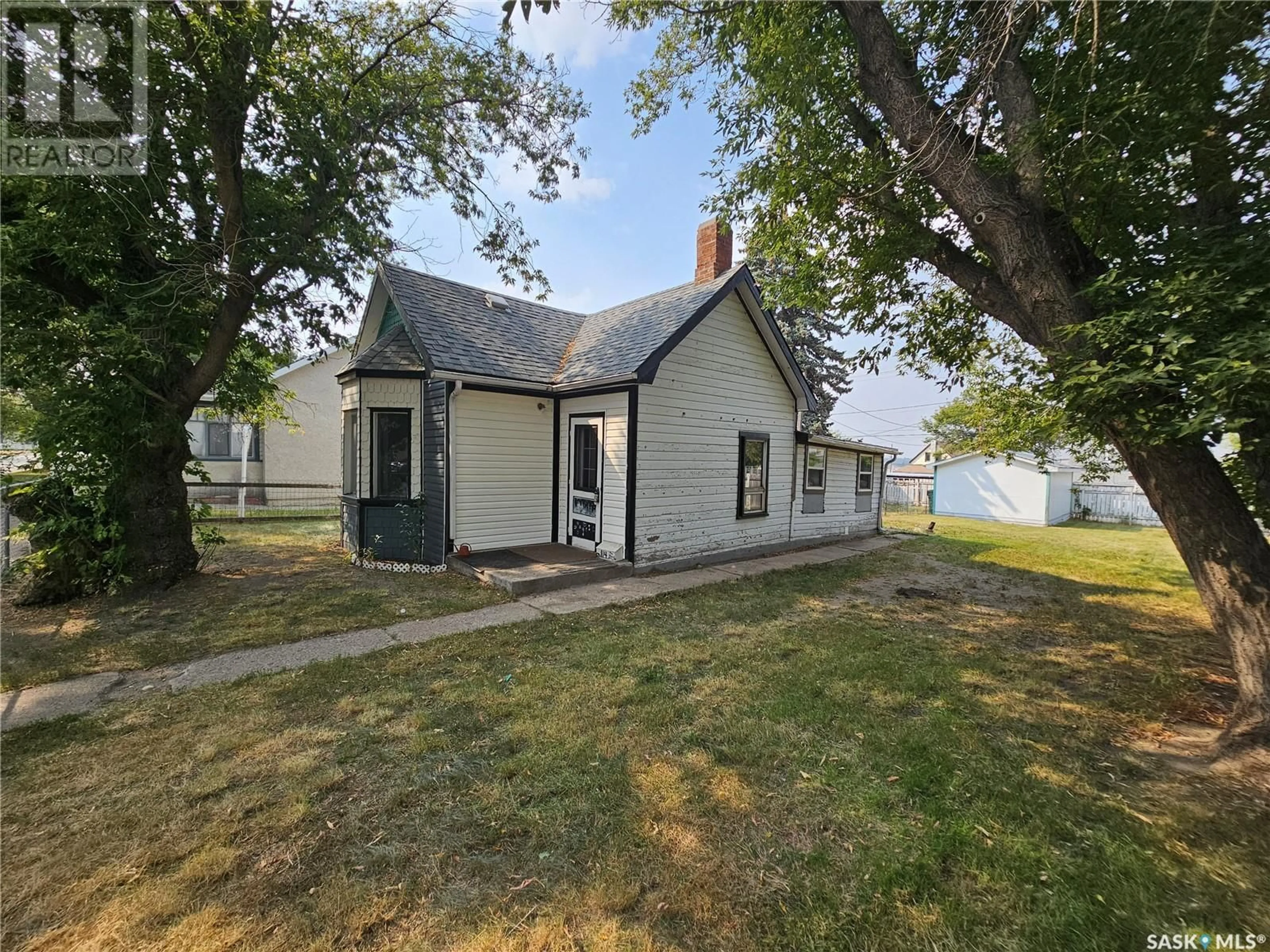 Cottage for 114 Lillooet STREET W, Moose Jaw Saskatchewan S6H4Y7