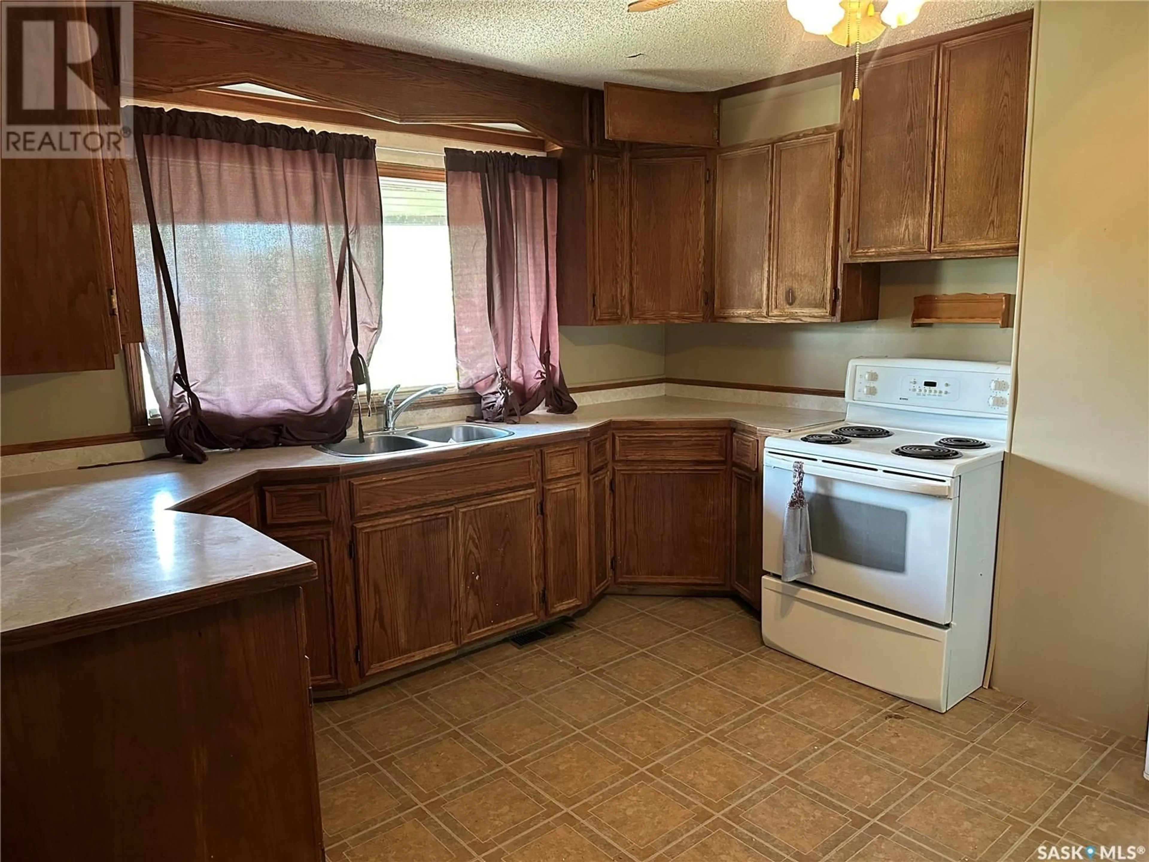 Standard kitchen for 1225 Halifax STREET, Halbrite Saskatchewan S0C1H0