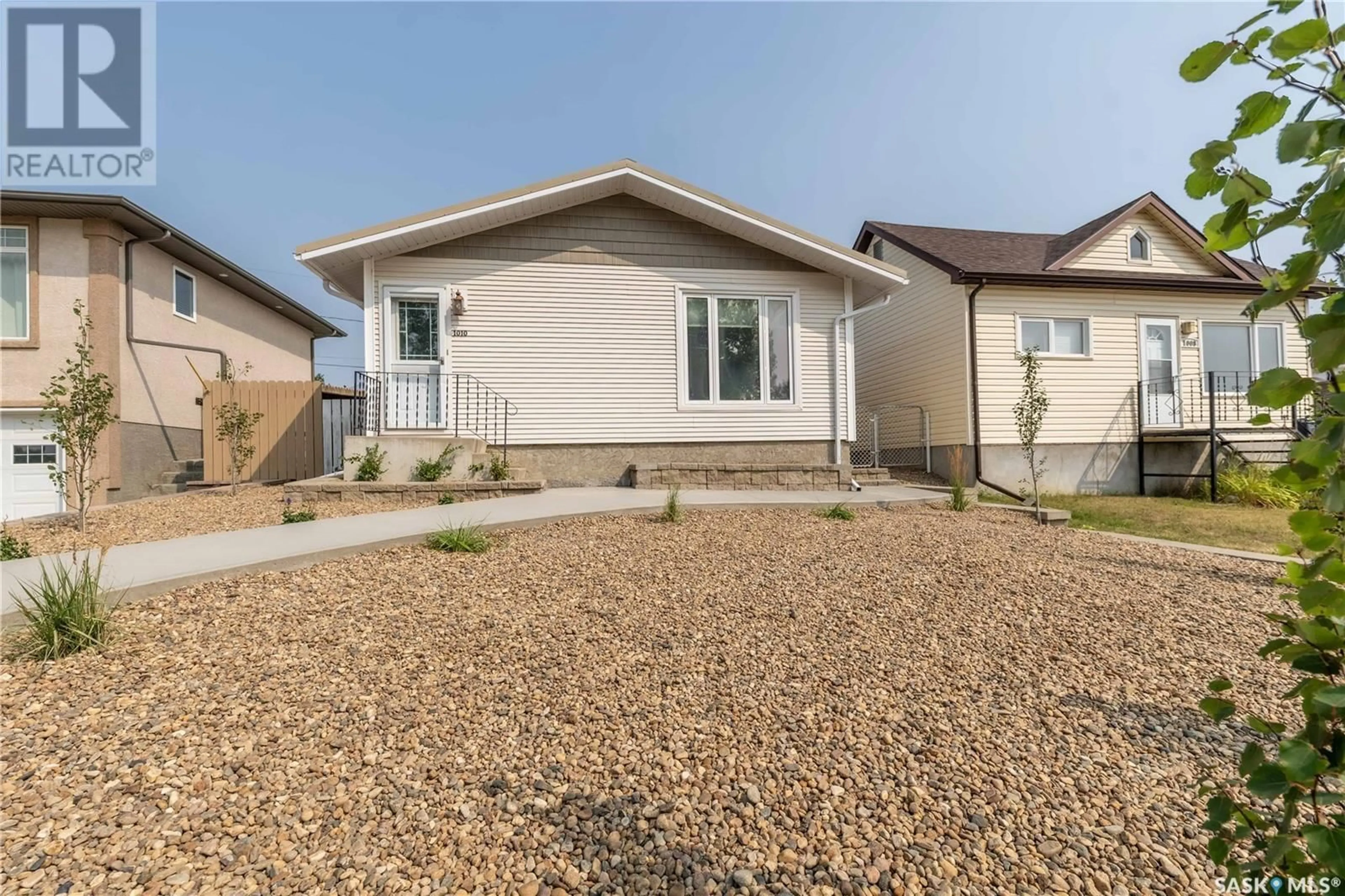 Frontside or backside of a home, the street view for 1010 Hochelaga STREET W, Moose Jaw Saskatchewan S6H6G5