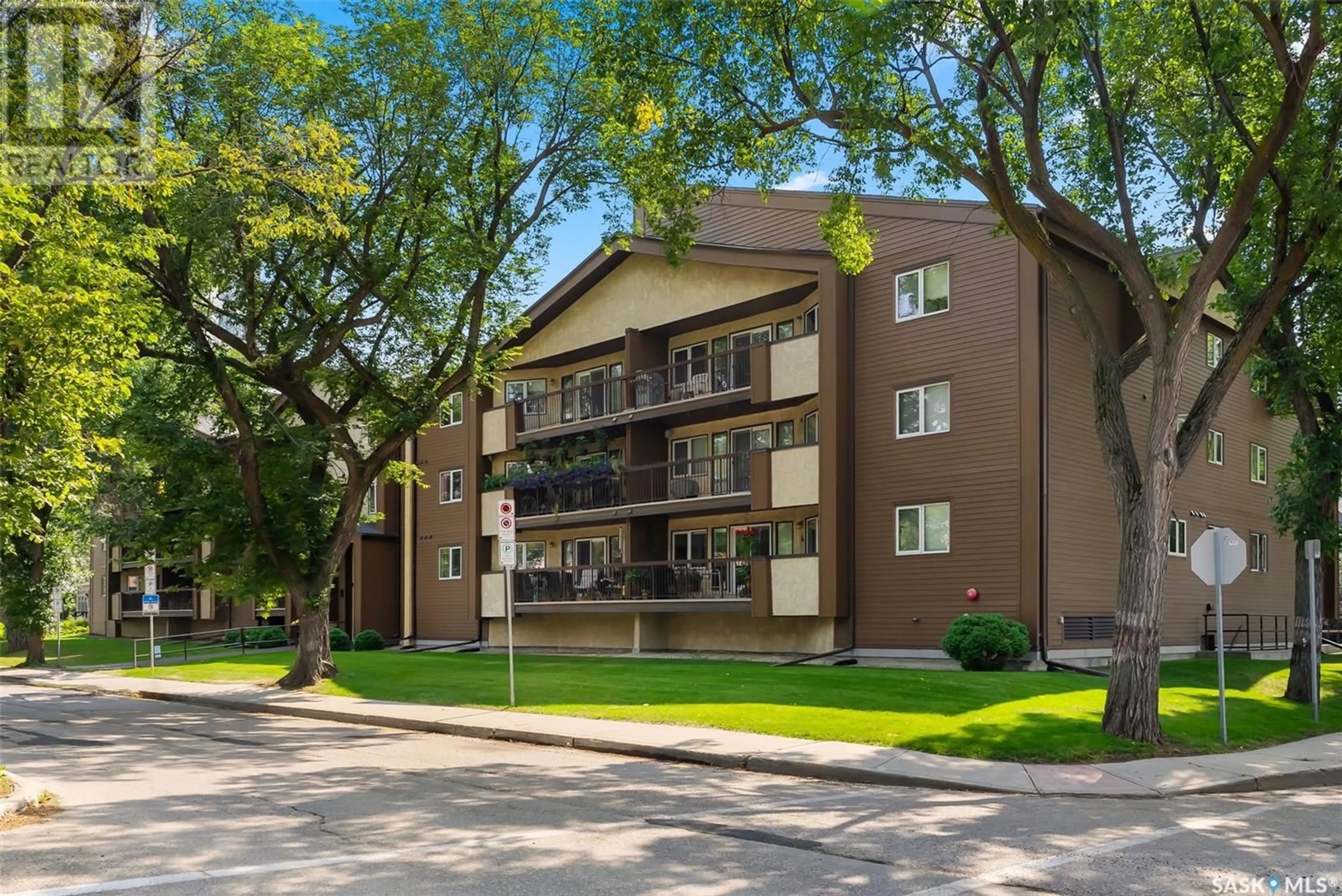 A pic from exterior of the house or condo, the front or back of building for 201 2727 Victoria AVENUE, Regina Saskatchewan S4T1K4